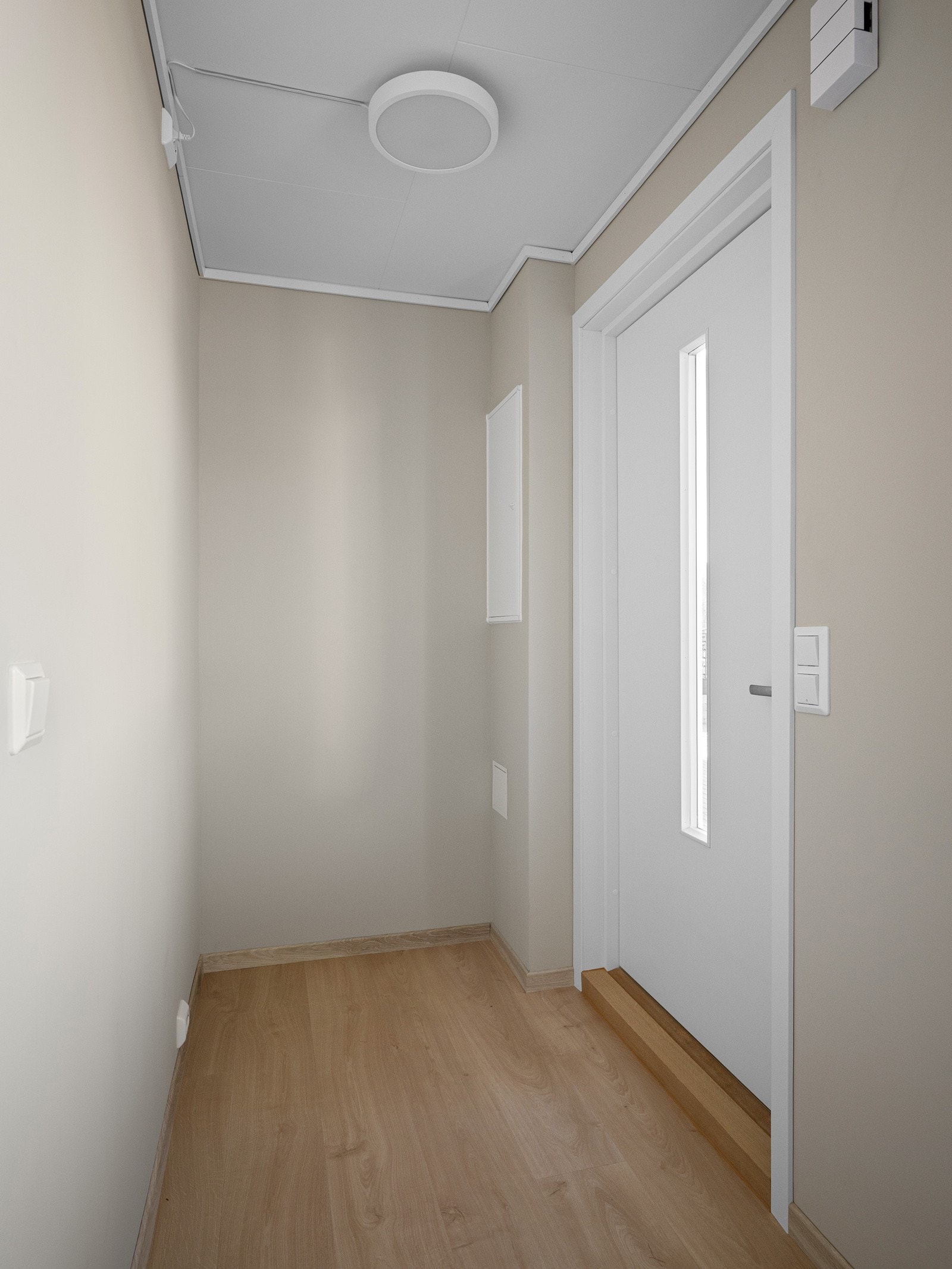 Lys entré med nytt sikrignsskap og dør Galleribilde