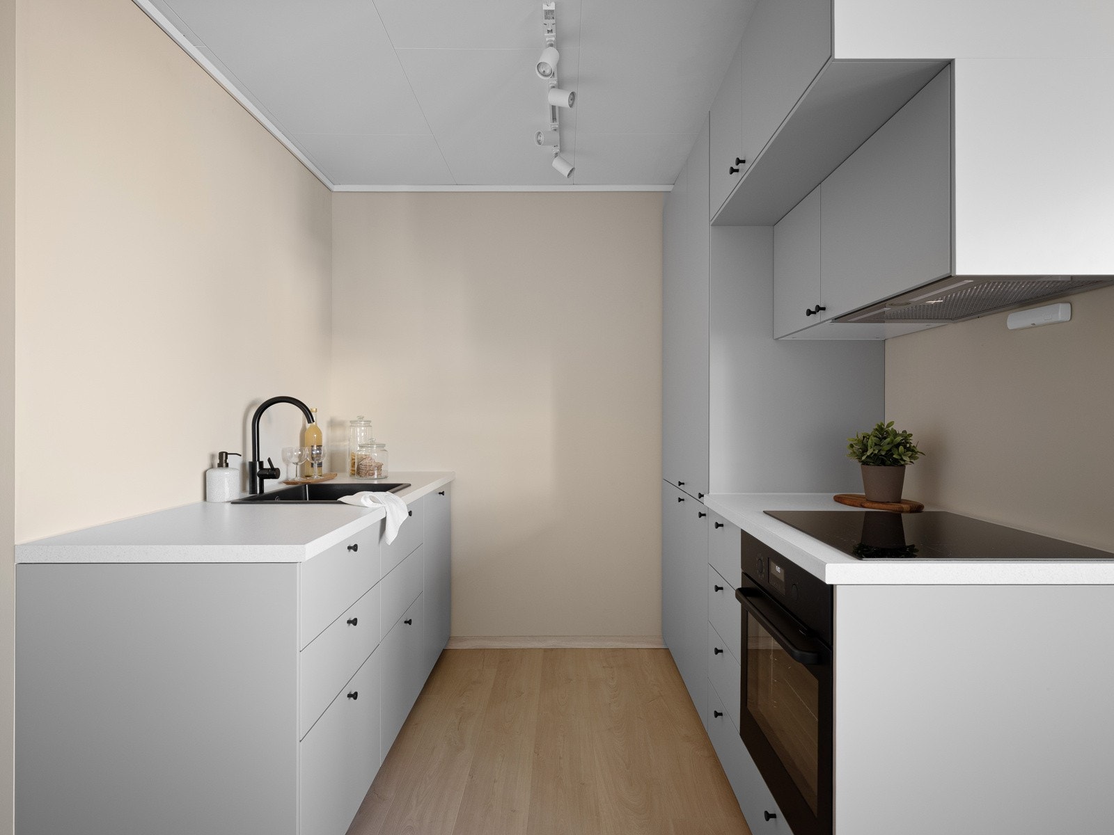 Pent kjøkken med integrerte hvitevarer Galleribilde