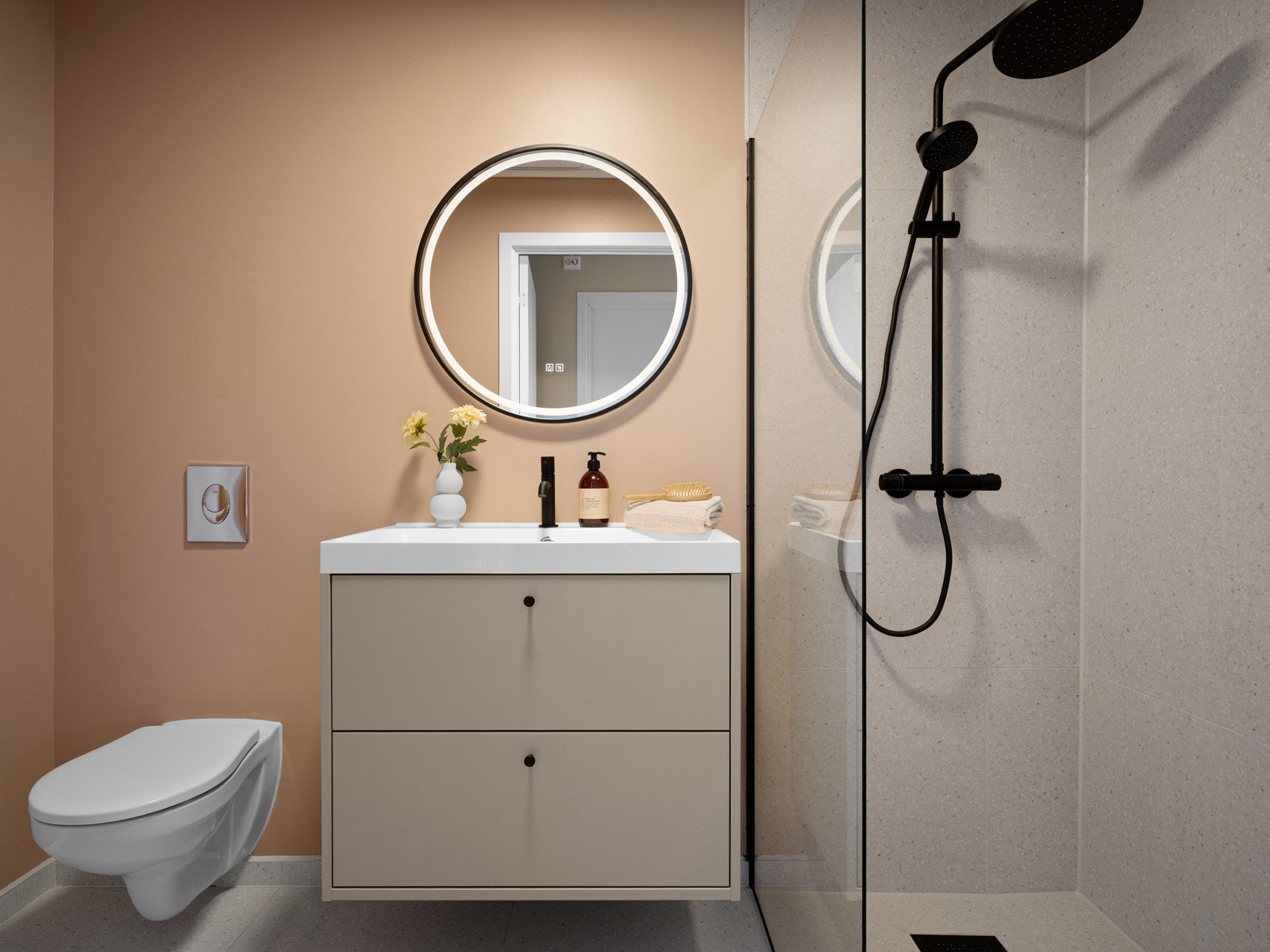 Rainshower med svart garnityr Galleribilde