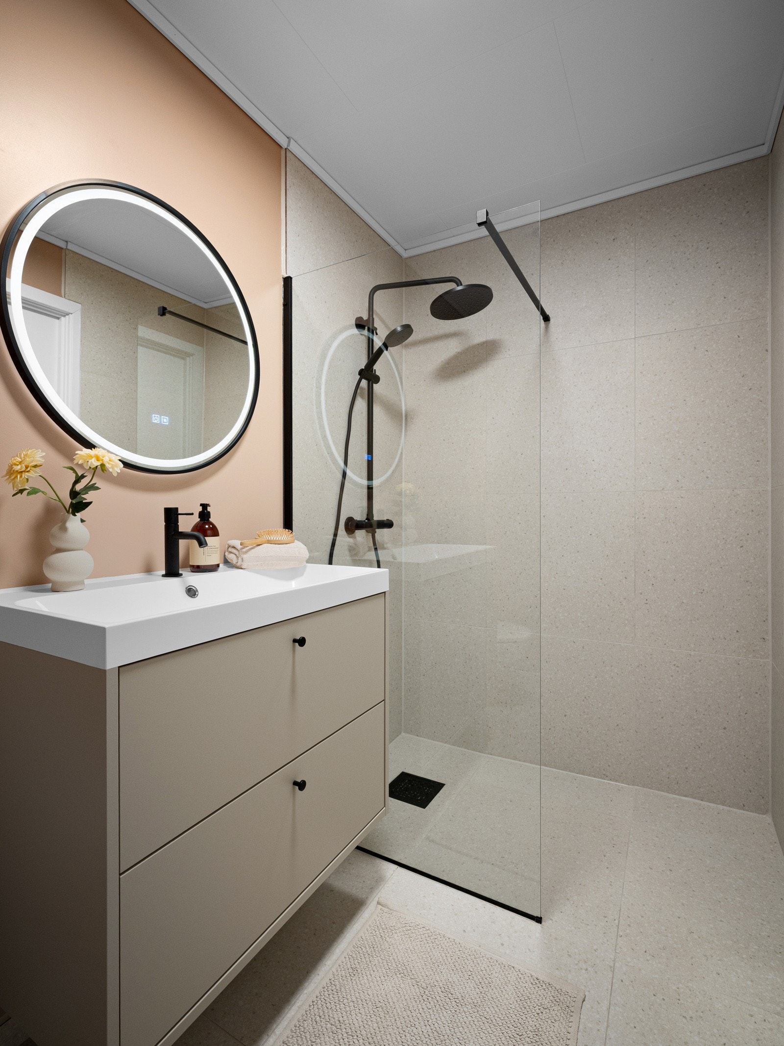 Nydelig bad med fliser i dusjsonen Galleribilde