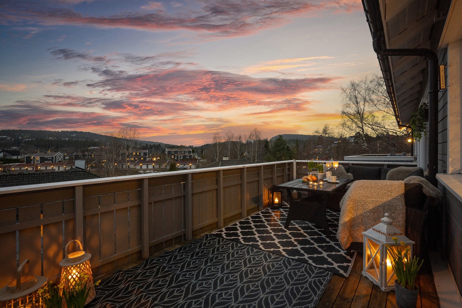 Nyt den koselige og vestvendte balkongen som har gode solforhold og flott utsikt! Galleribilde