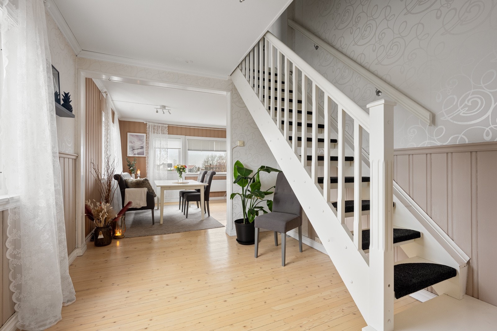 Ved trappegangen er det romslig og en fin plass til f.eks. kontor. Galleribilde
