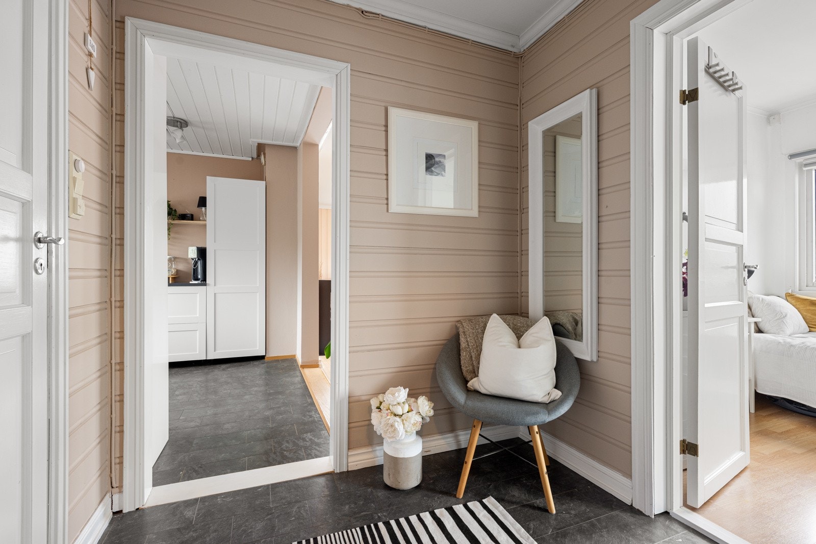 Hyggelig entré med lyse overflater. Galleribilde