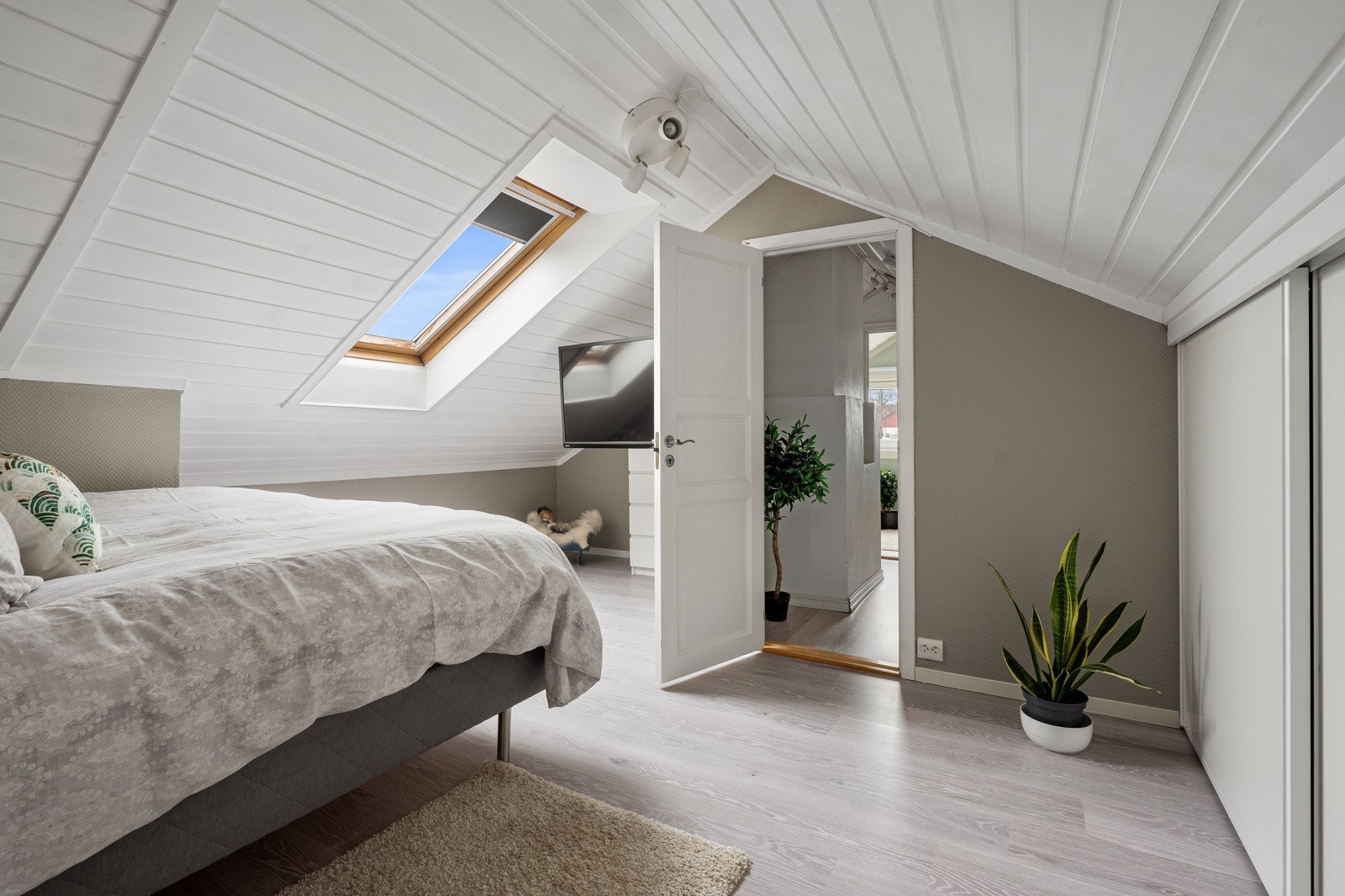 Innerst i loftsetasjen finner du soverom nr. 3 som har god plass og garderobeskap i kneloftet. Galleribilde