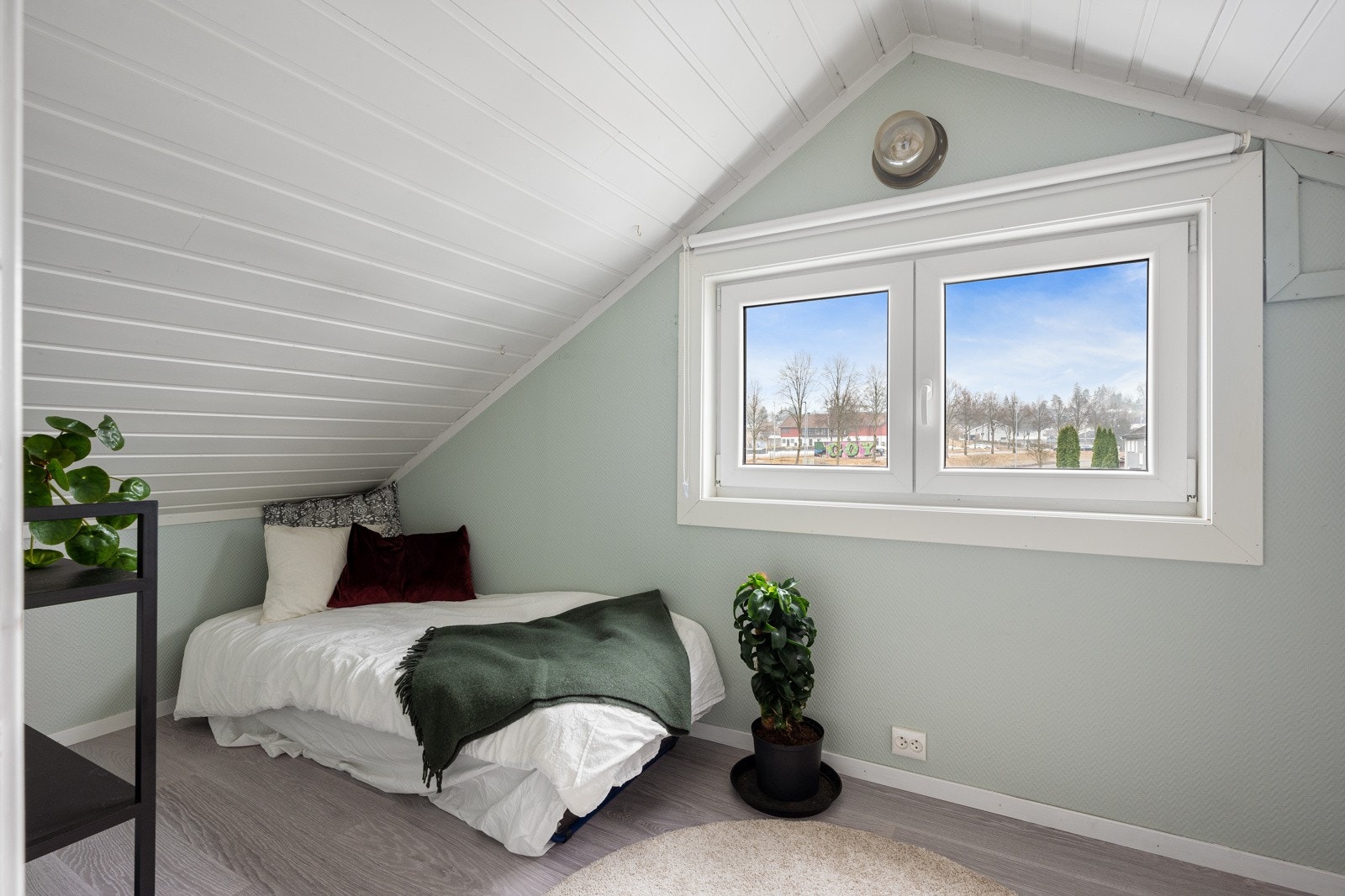 Soverom nr. 2 er det første soverommet i lofteetasjen og har moderne farger på overflatene. Galleribilde