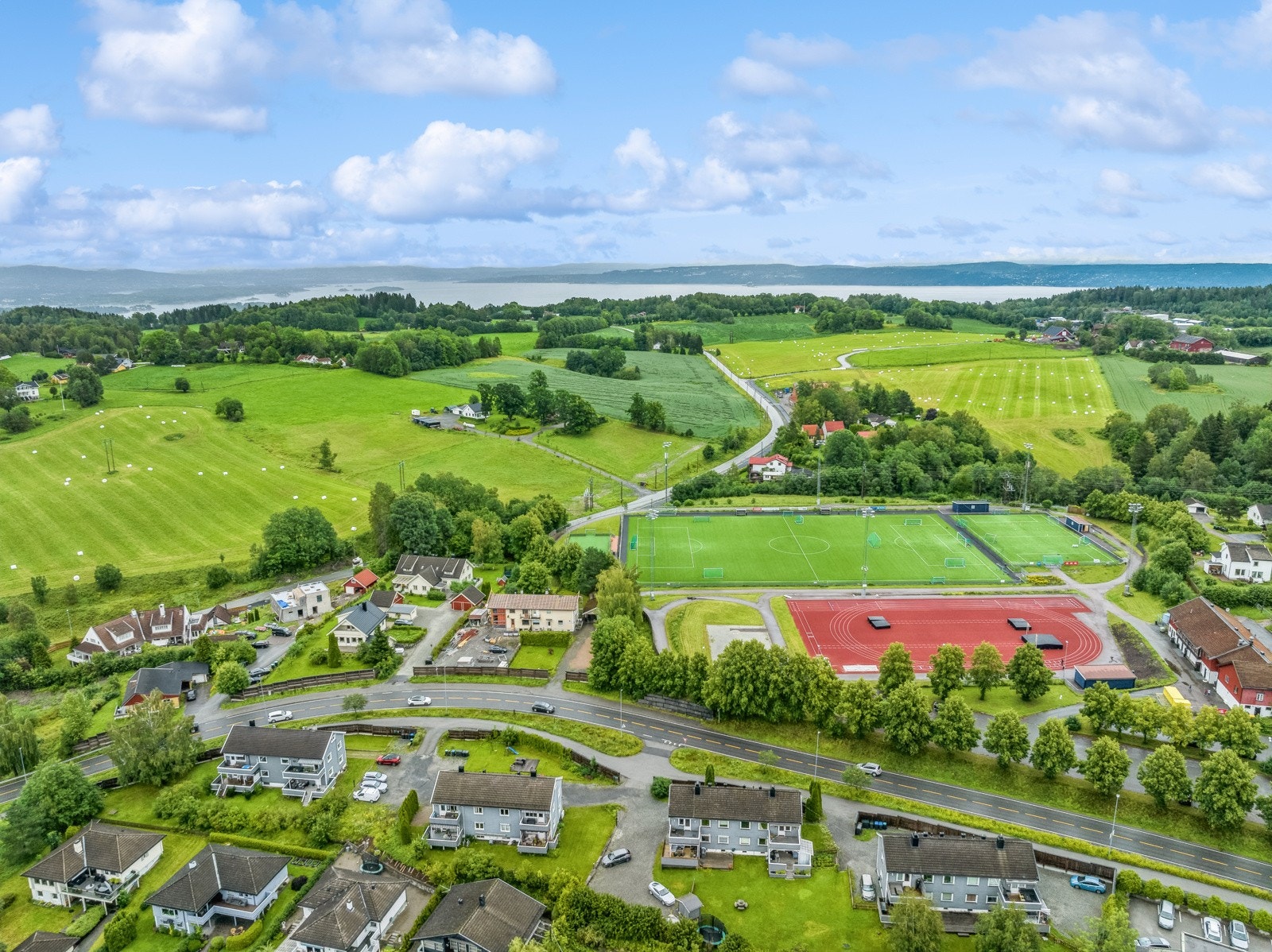 GUI idrettsanlegg ligger rett over veien på Gjellum. Galleribilde