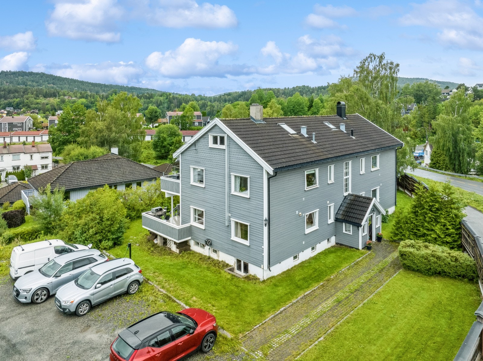 Parkering til leilighetene utenfor bygget på felles gårdsplass. Galleribilde