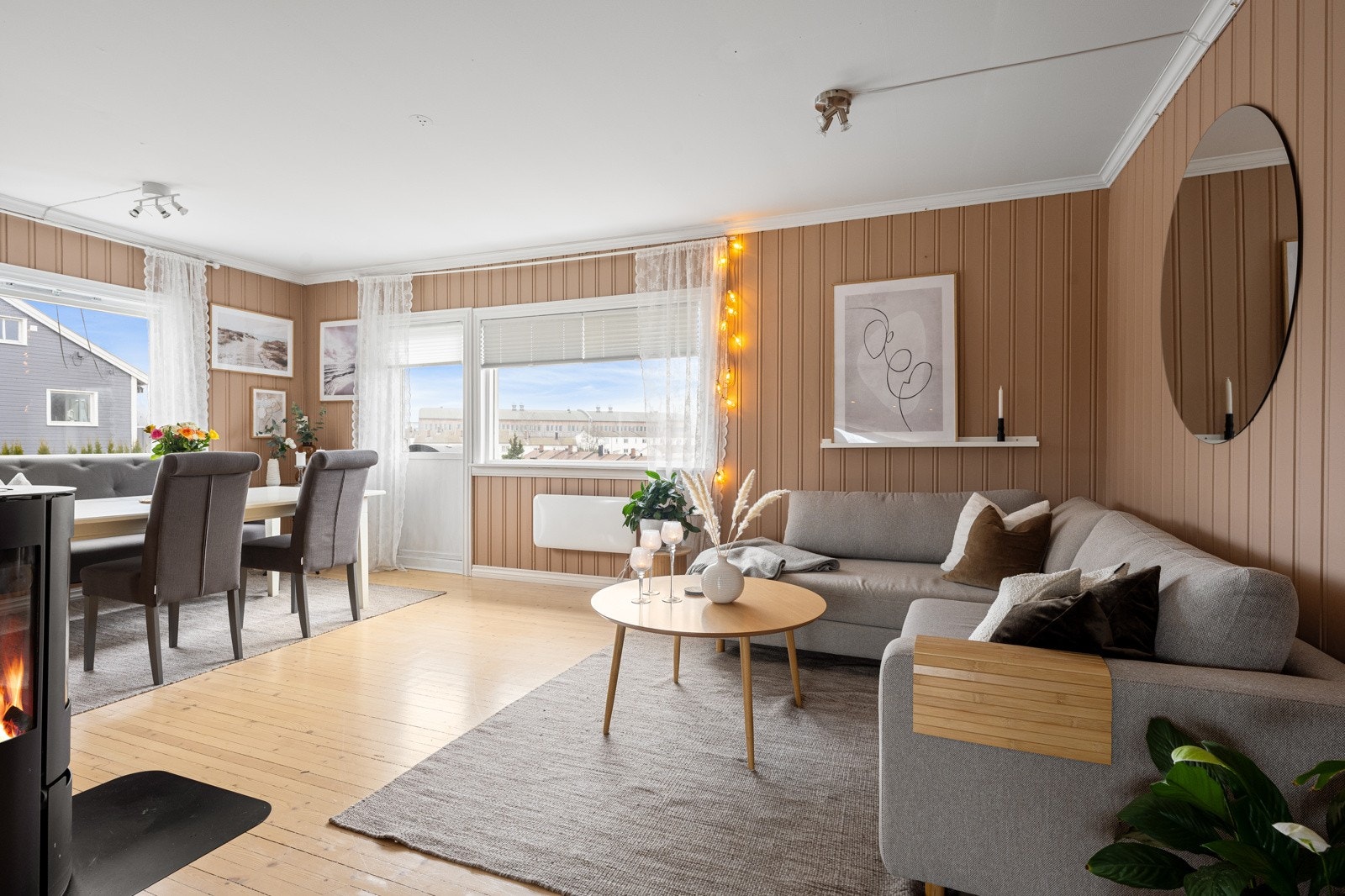 Stuen er av god størrelse. Her er det mulig å møblere i flere soner. Galleribilde