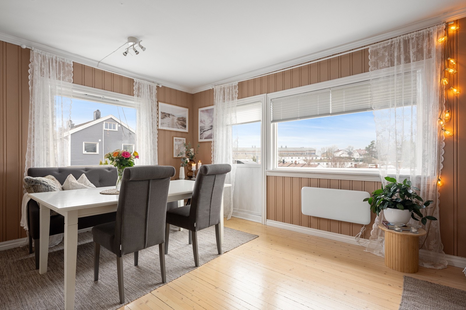 Fra stuen er det utgang til balkongen. Galleribilde