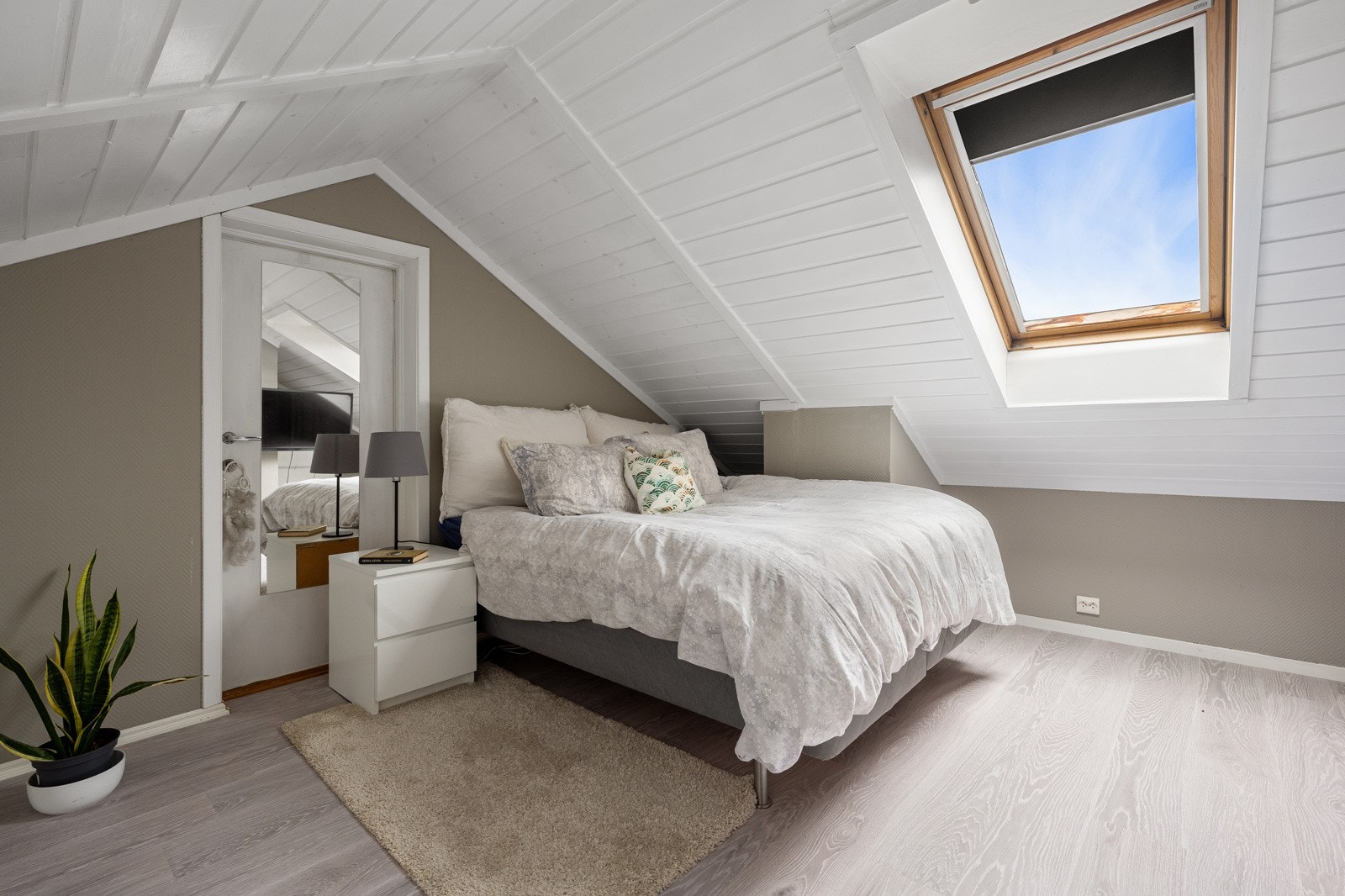 Soveormmet har takvindu som gir godt med naturlig lys og fint utsyn mot himmelen. Galleribilde