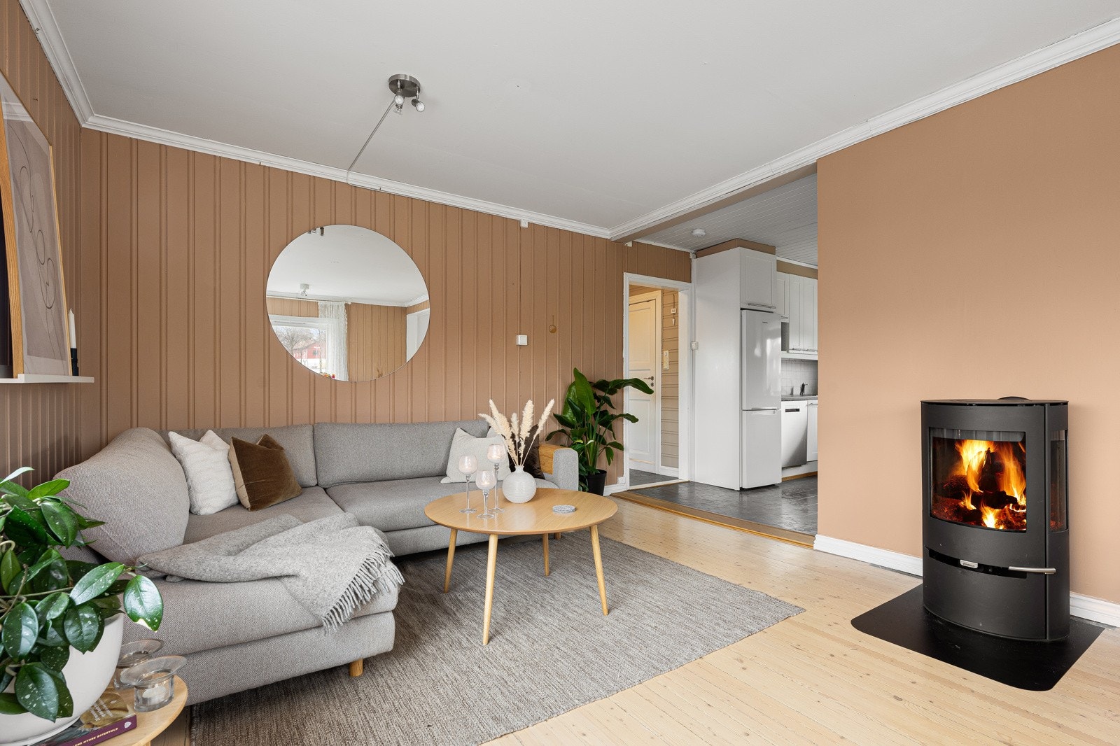 Fra entreen kommer du inn til stuen og kjøkkenet. Galleribilde