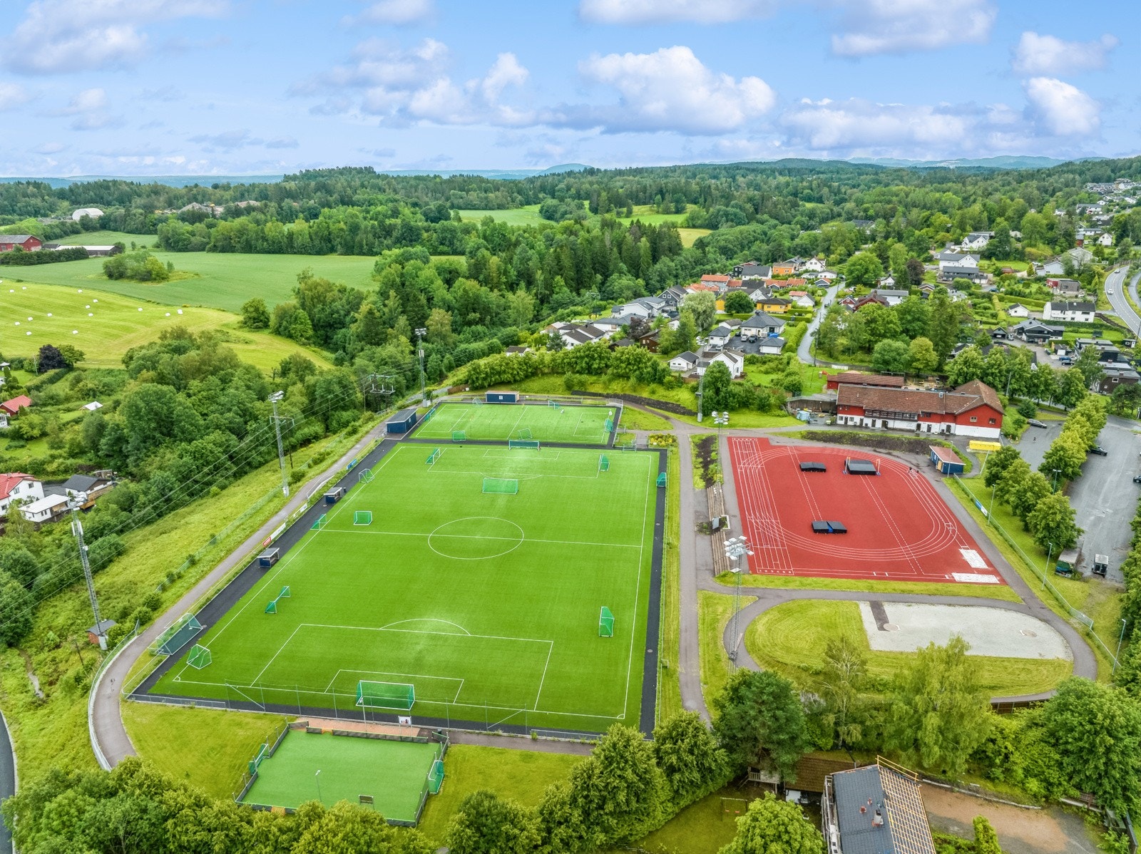 Treningsarena like ved leiligheten som er flittig brukt av GUI idrettsklubb. Galleribilde