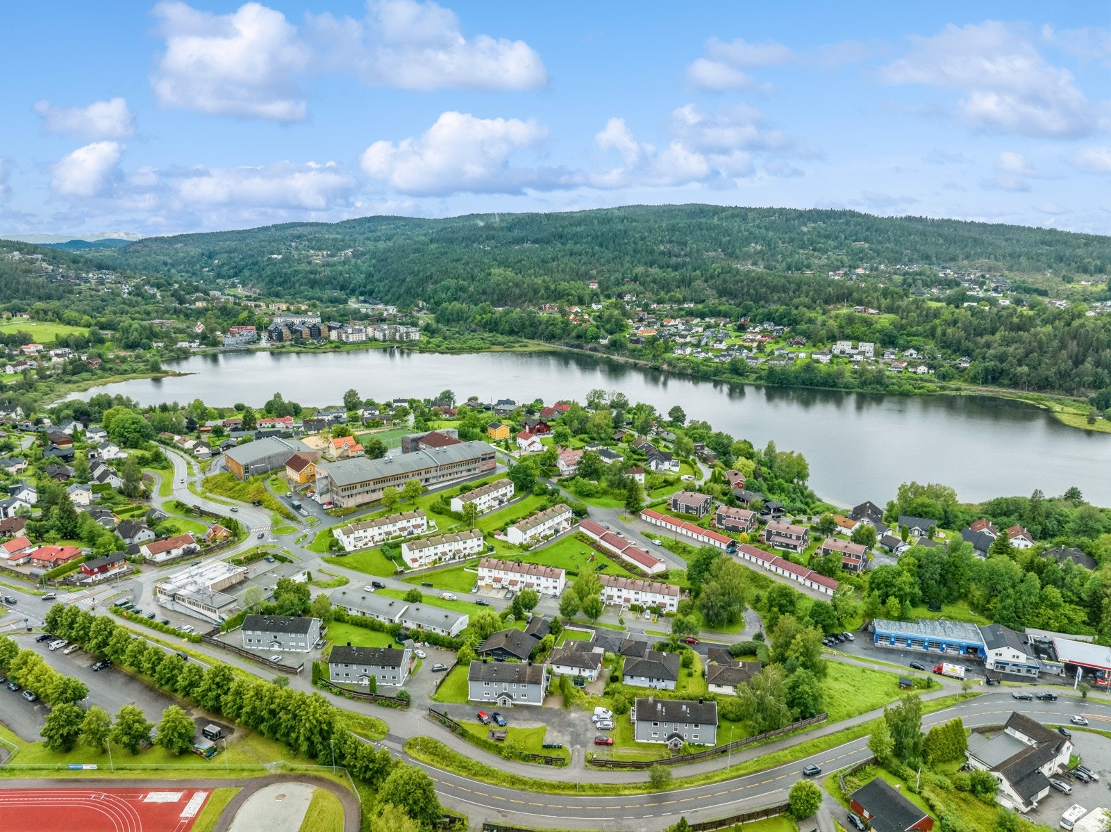 Det er kort vei til Gjellumvannet med badestrand. Galleribilde
