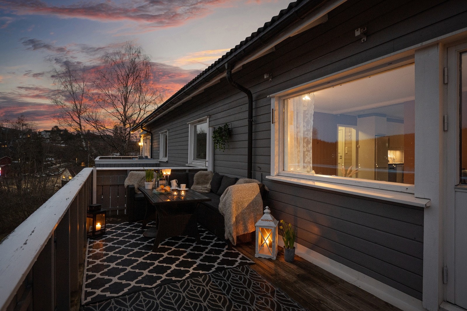 Balkongen gir en hyggelig atmosfære og byr på flott vestvendt utsikt. Galleribilde