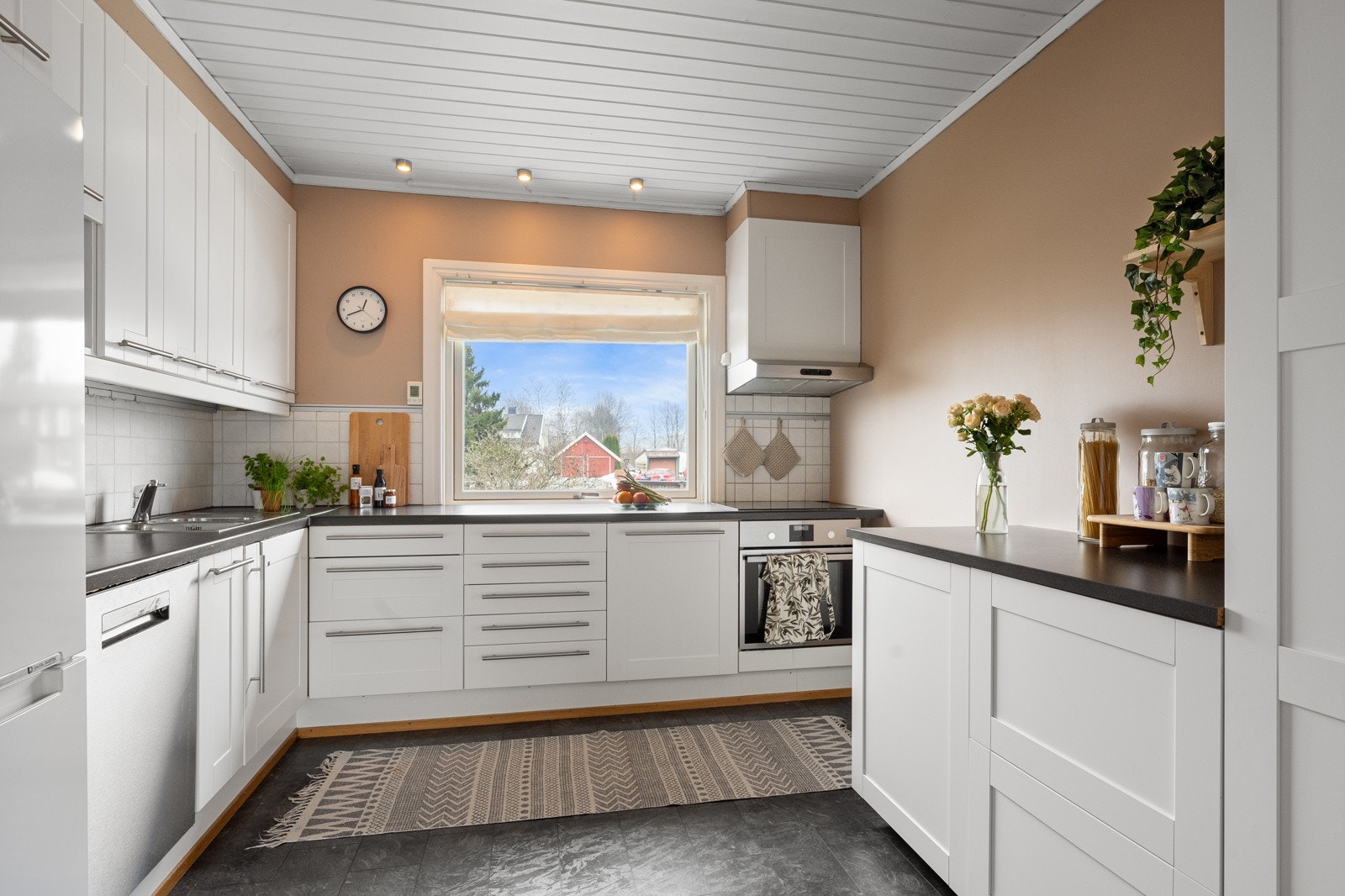 Kjøkkenet har fine og lyse profilerte fronter med god oppbevarings og arbeidsplass Galleribilde