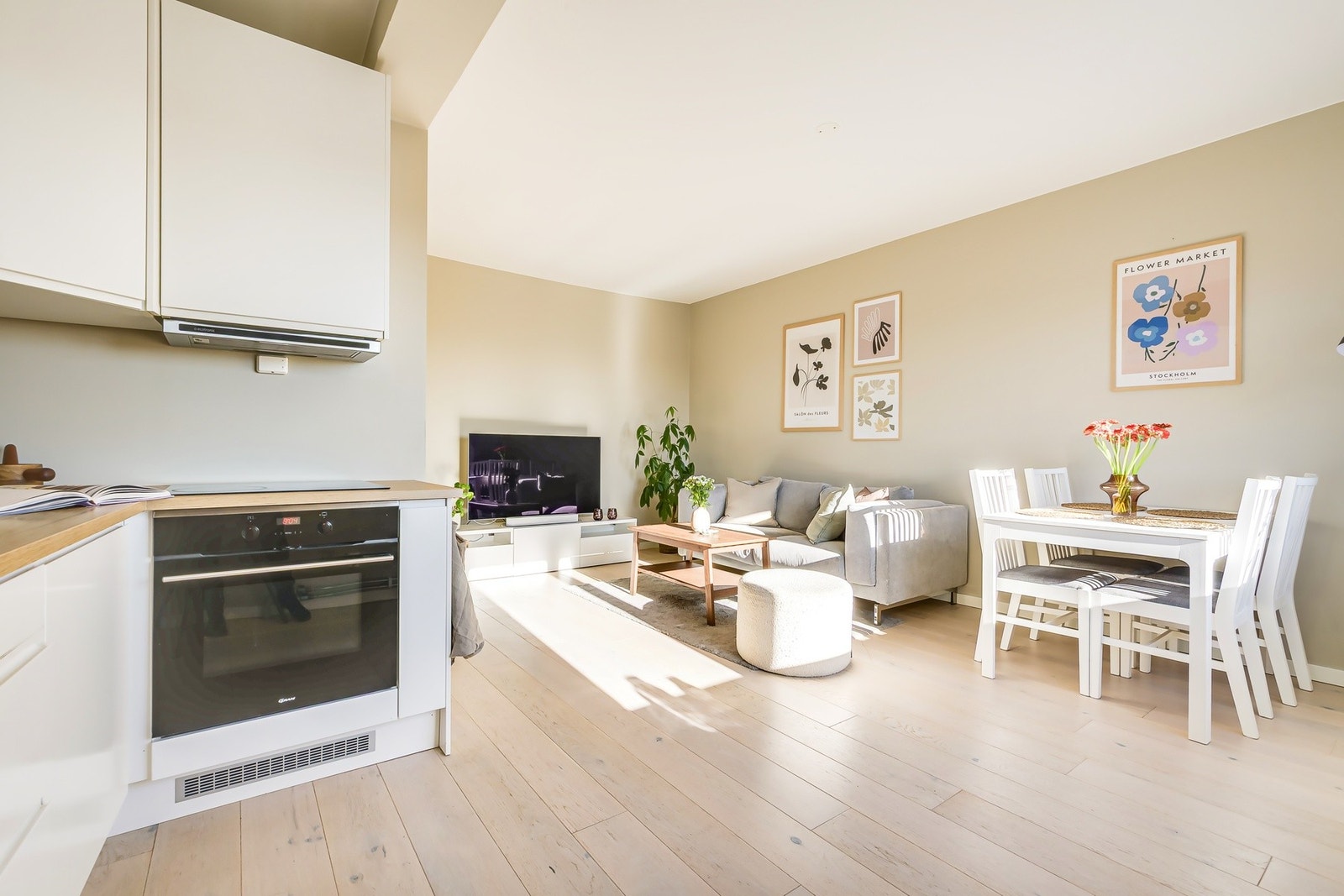 Lys og luftig stue med flotte fargevalg på vegger og lekker enstavsparkett fra 2017. Galleribilde