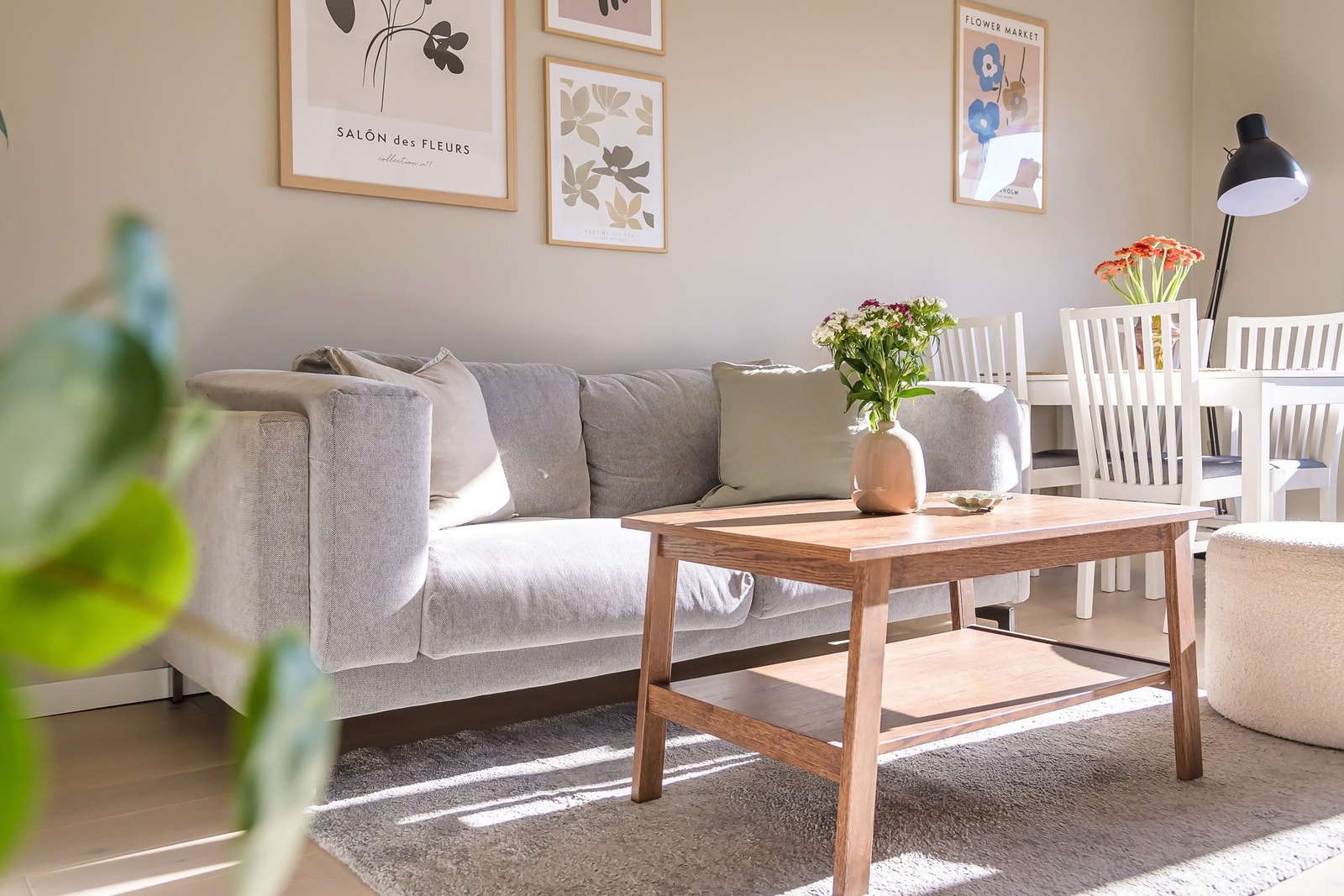 Det er god plass til sofaseksjon og medievegg. Galleribilde