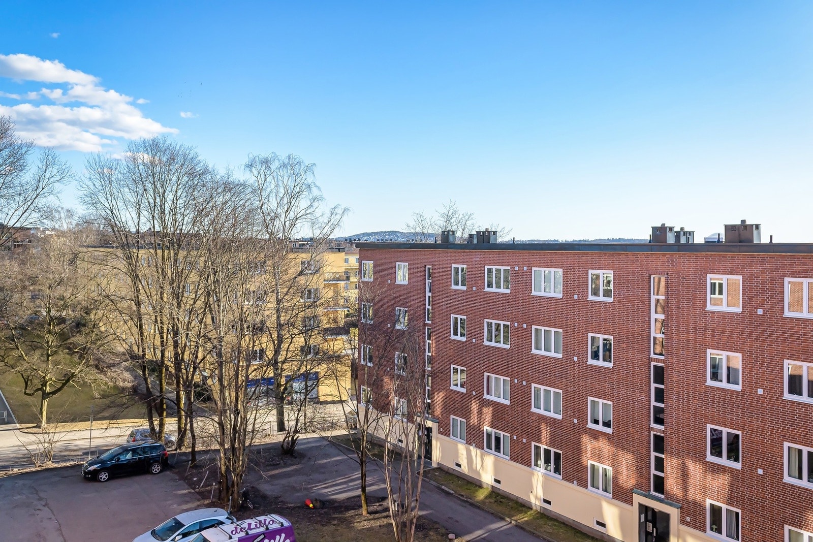 Hyggelig utsikt fra soveromsvindu. Galleribilde