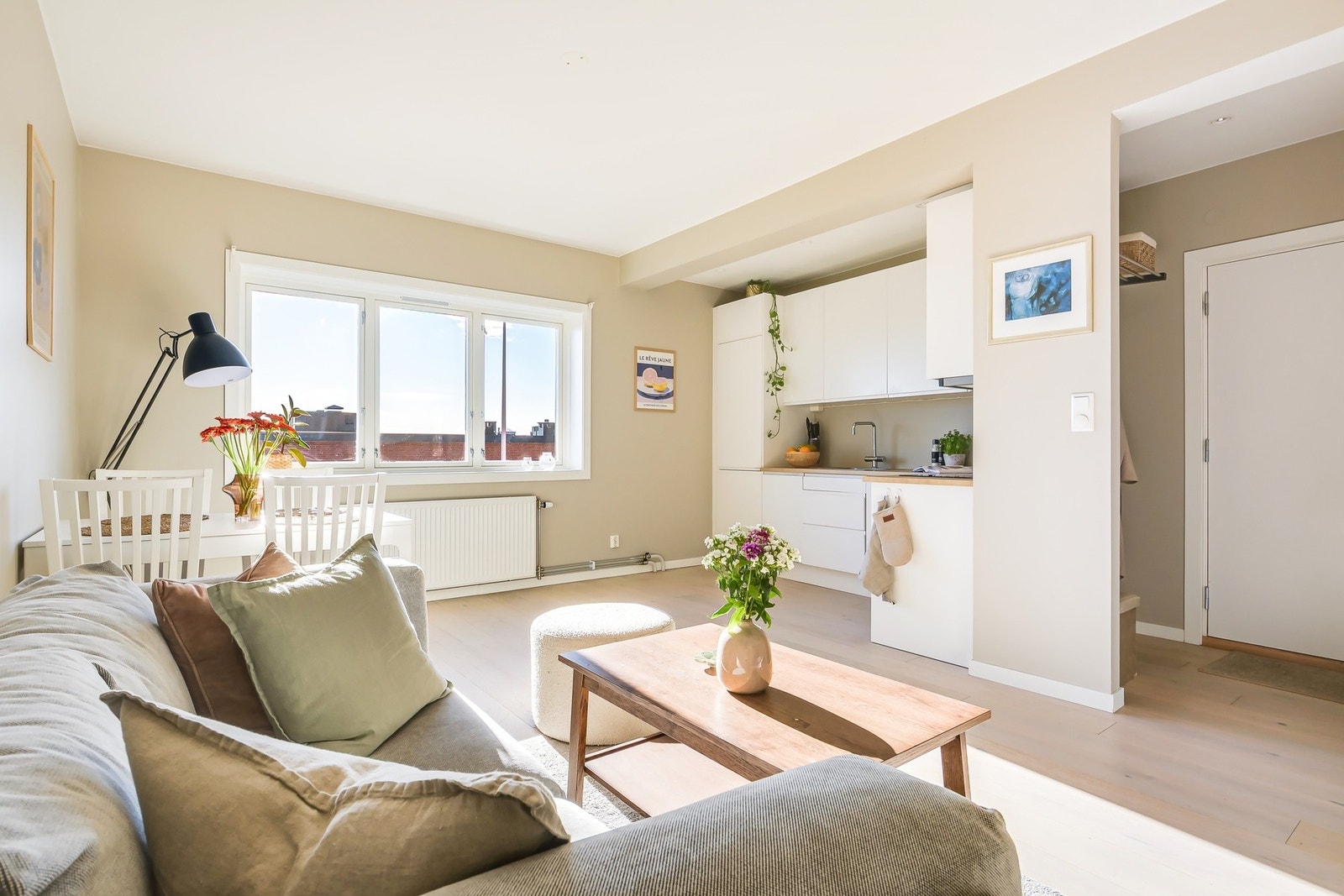 Moderne, åpen kjøkkenløsning som gir en sømløs overgang til stuen. Galleribilde