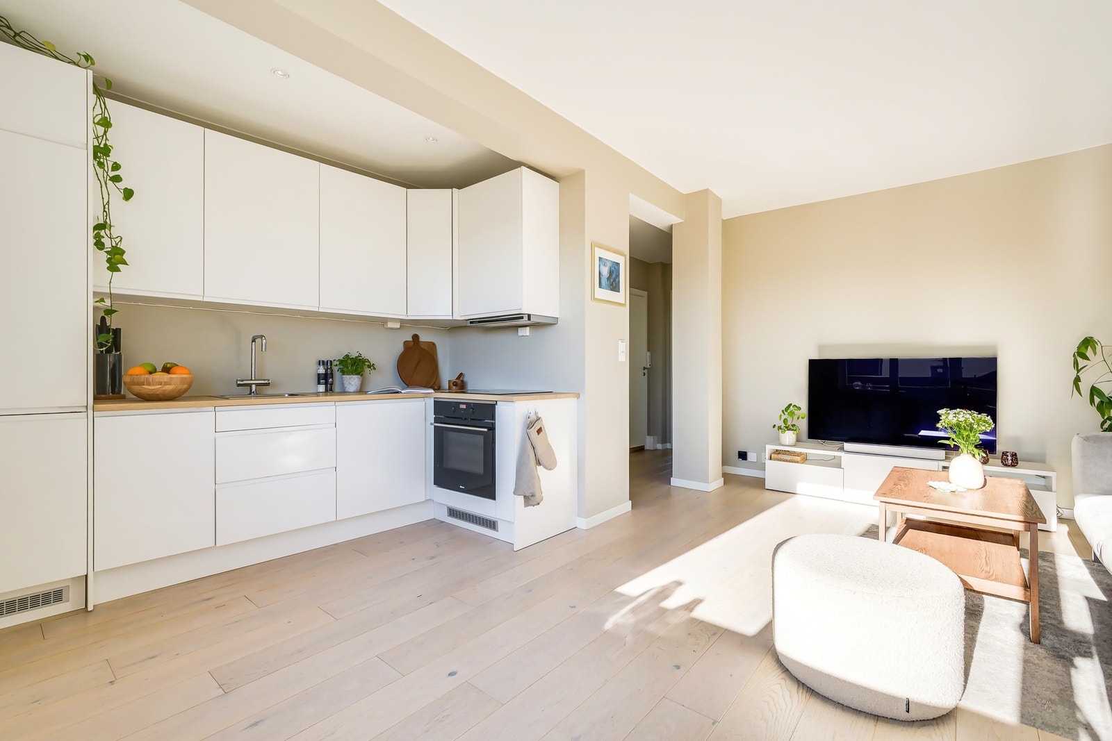 Kjøkkenet har en åpen løsning som skaper en sosial og luftig atmosfære. Galleribilde