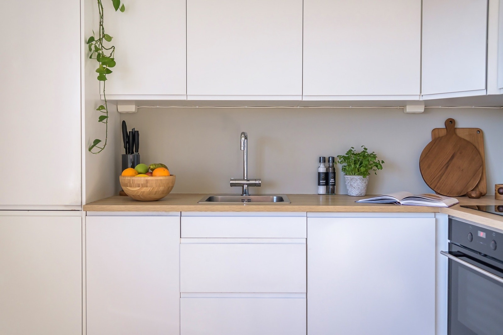 Kjøkkenet er nytt fra 2017 og fremstår stilrent og moderne. Galleribilde