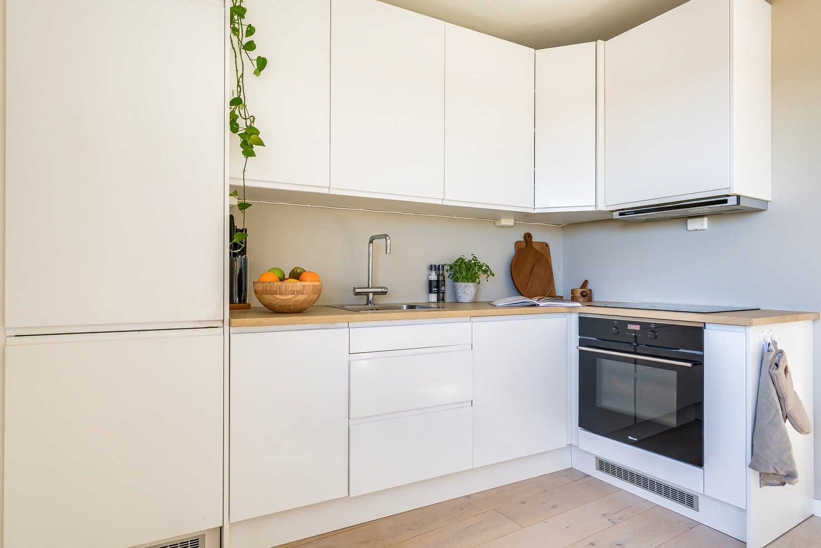 Kjøkkenet har rikelig med skap- og benkeplass. Galleribilde