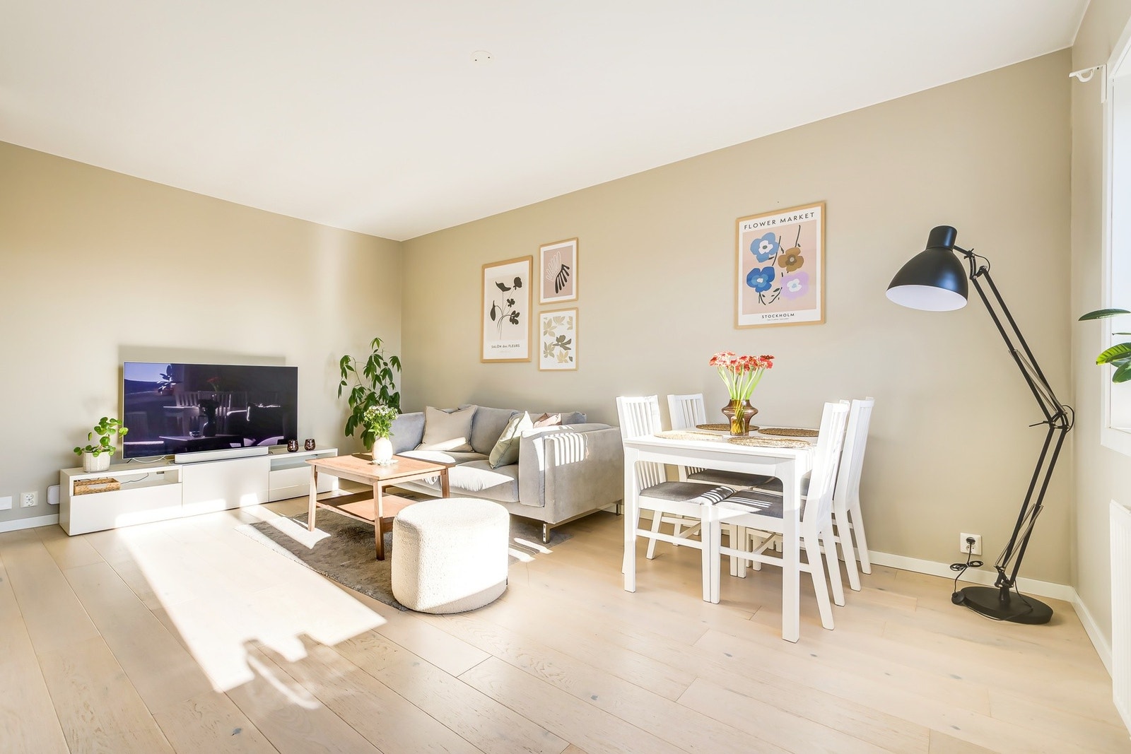 Stuen er romslig og gir fleksible møbleringsmuligheter. Galleribilde