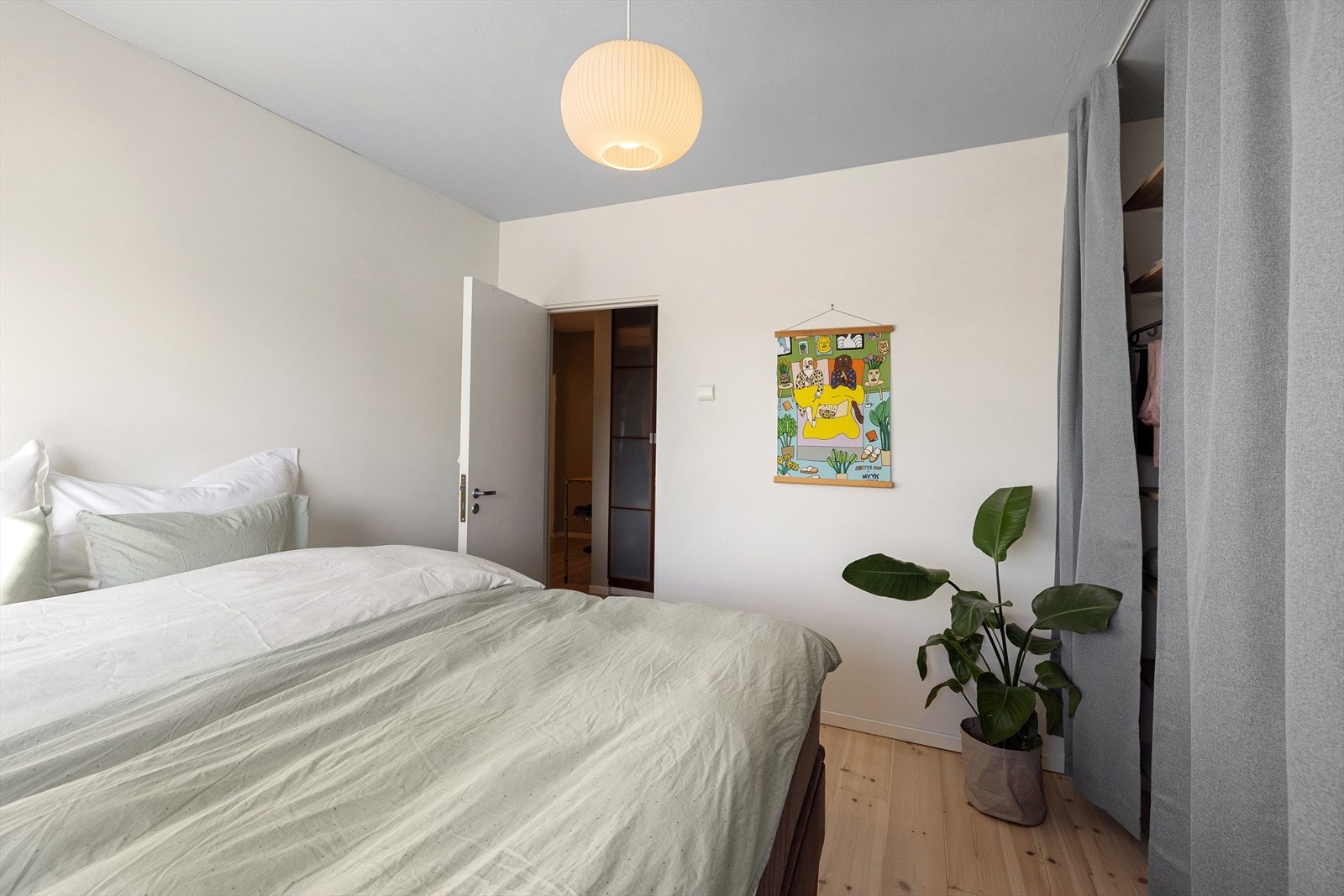 Det er adkomst til begge soverommene fra gangen. Galleribilde