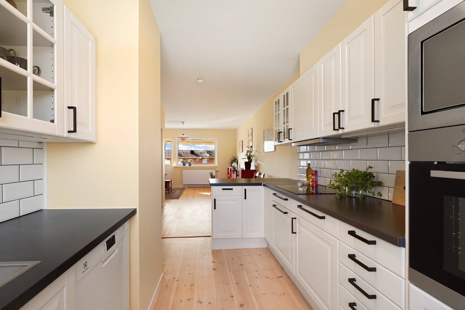 Det er godt med lagringsplass i både skap og skuffer, samt god plass til matlaging. Galleribilde