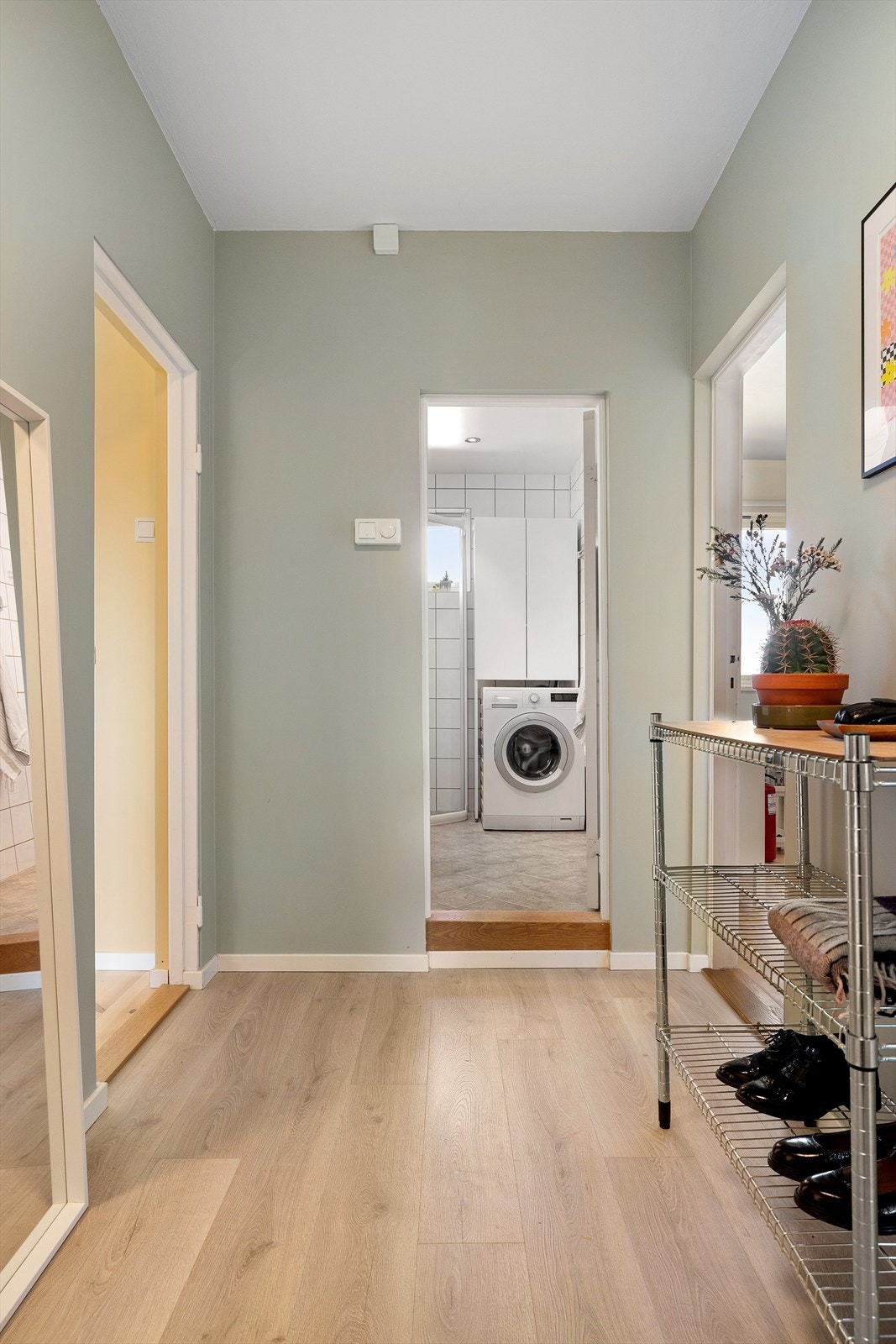 Gangen har stilrene overflater med en lun farge og pen en-stavs laminat. Galleribilde