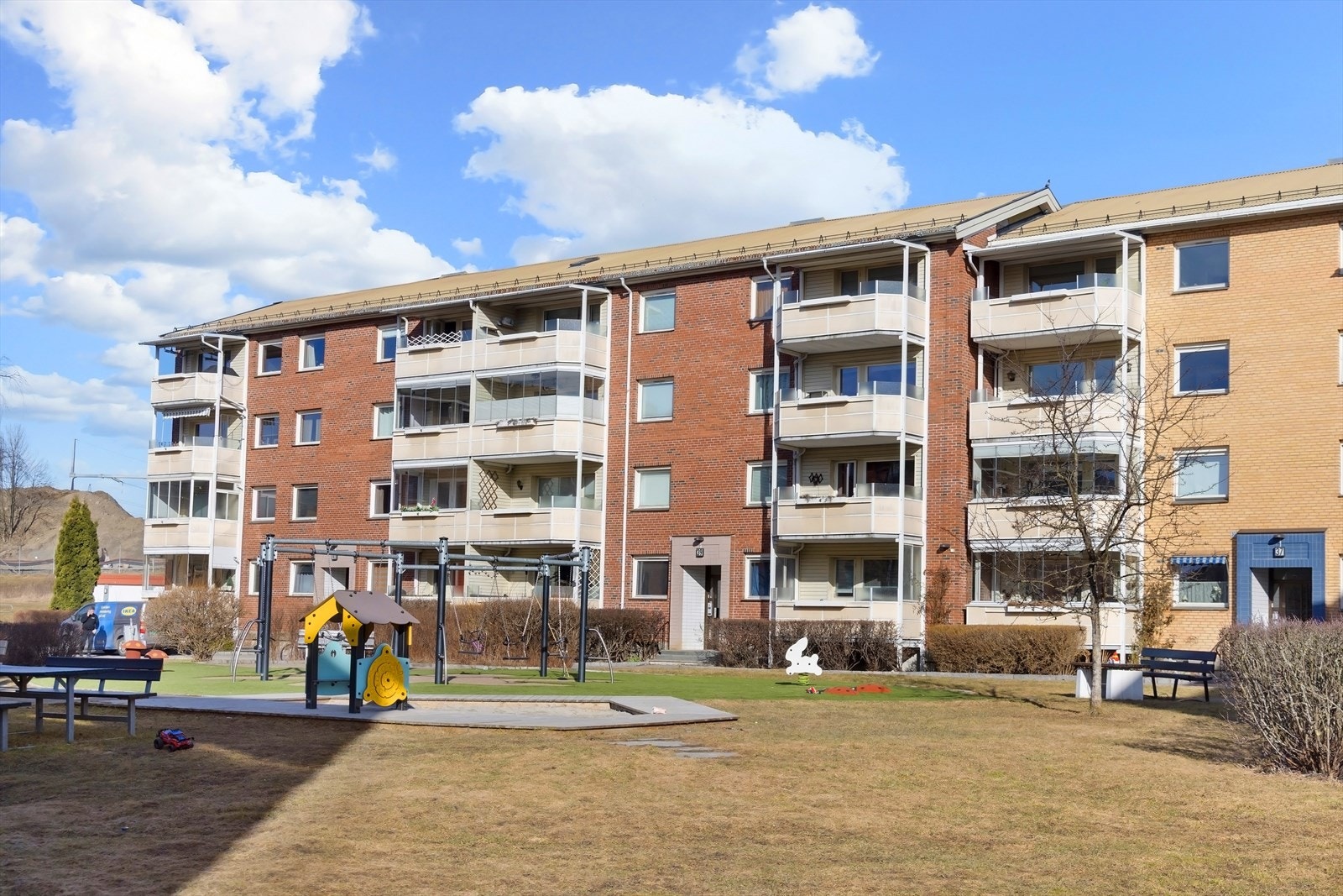 Uteplassen er pent opparbeidet med plen, beplantning og internveier. Galleribilde