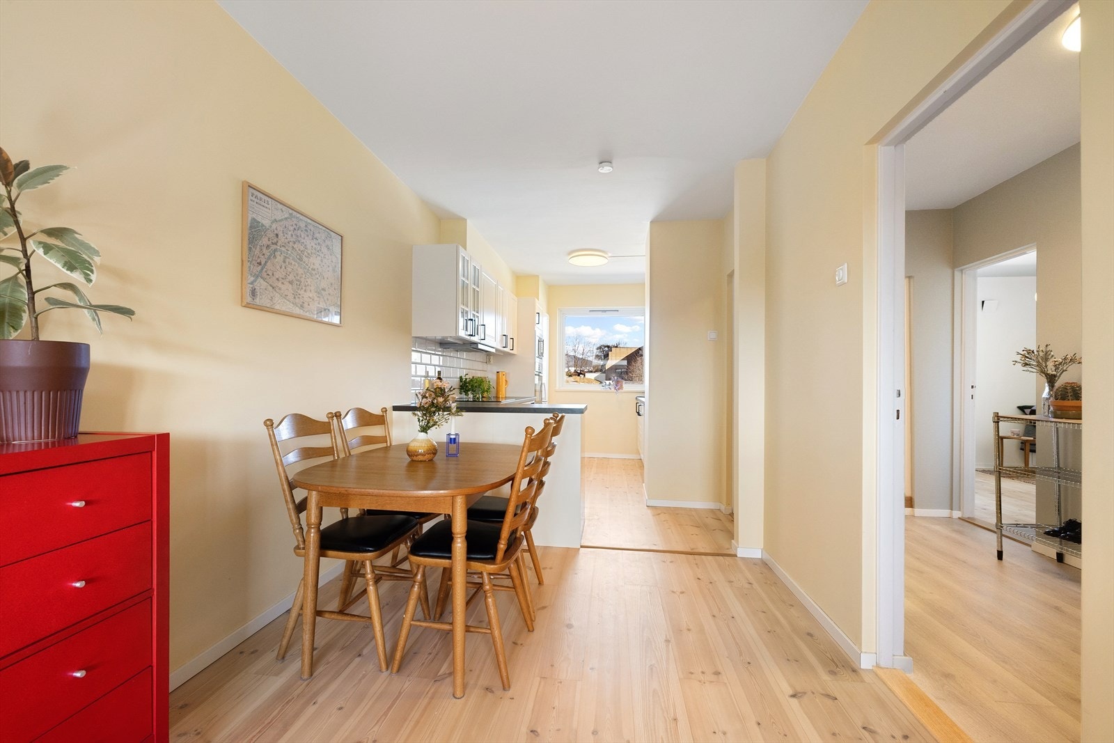 Ved kjøkkenet er det god plass til stort spisebord. Galleribilde