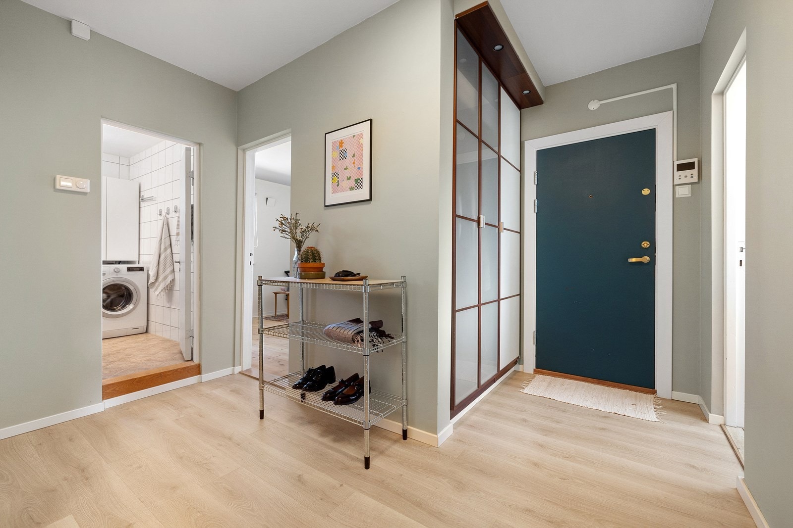 Velkommen inn! I gangen er det plass til sko og yttertøy i garderobeskap. Galleribilde