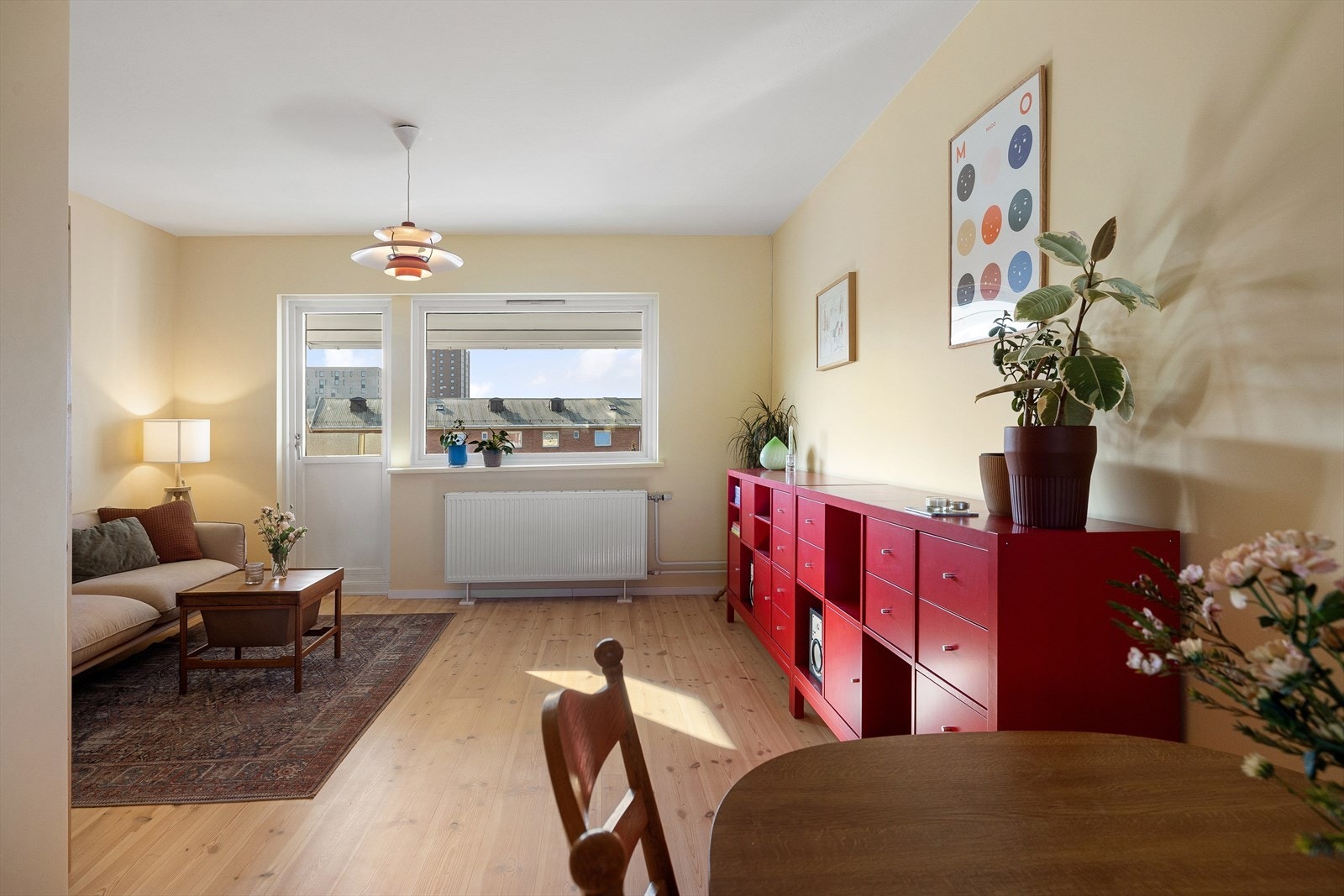 Leiligheten har en lys og innbydende stue av god størrelse som enkelt innredes i ulike soner. Galleribilde