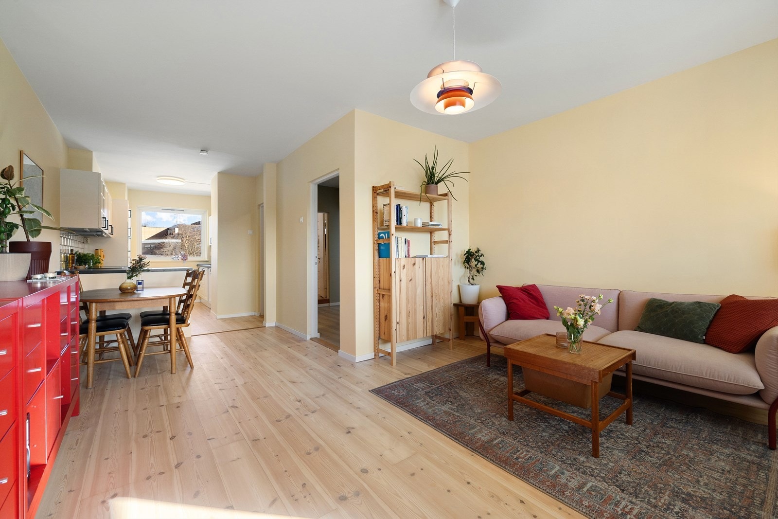 En innbydende, lys og gjennomgående 3-roms toppleilighet i hyggelige omgivelser. Galleribilde