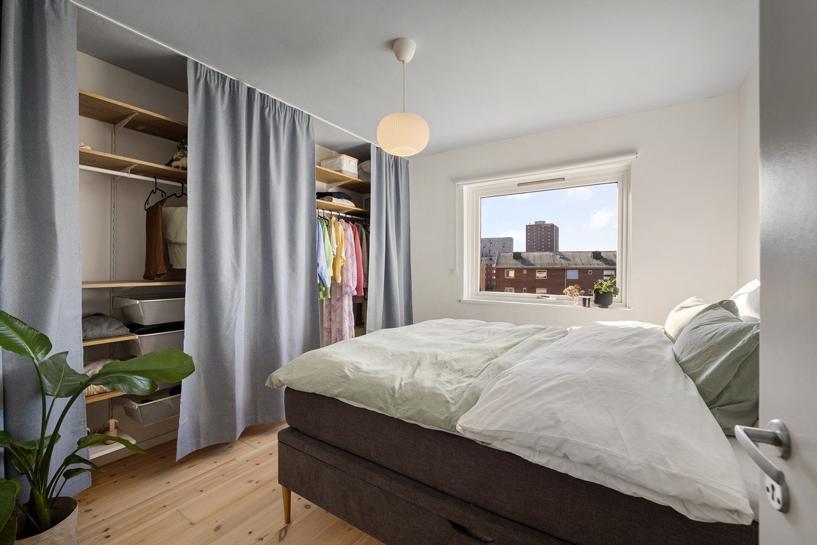 Leiligheten har to lune og romslige soverom. Galleribilde