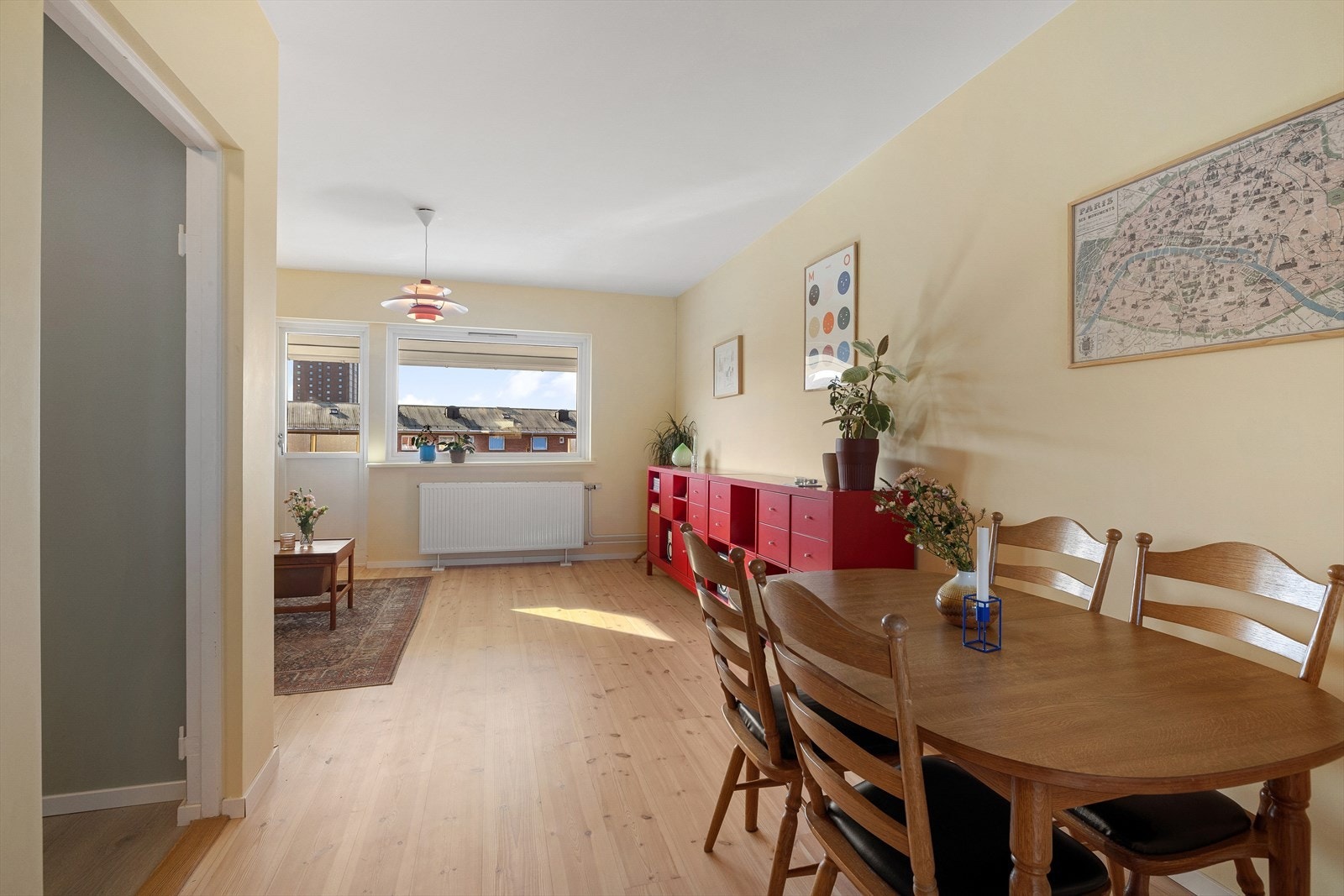 Rommet har godt lysinnslipp via store vindusflater og gjennomgående planløsning som sikrer optimale lysforhold. Galleribilde