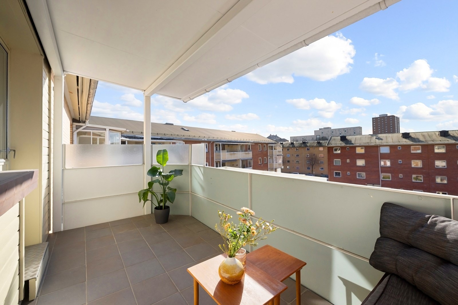 Fra stuen er det utgang til en sydvendt, overbygd balkong på 7 kvm. Galleribilde