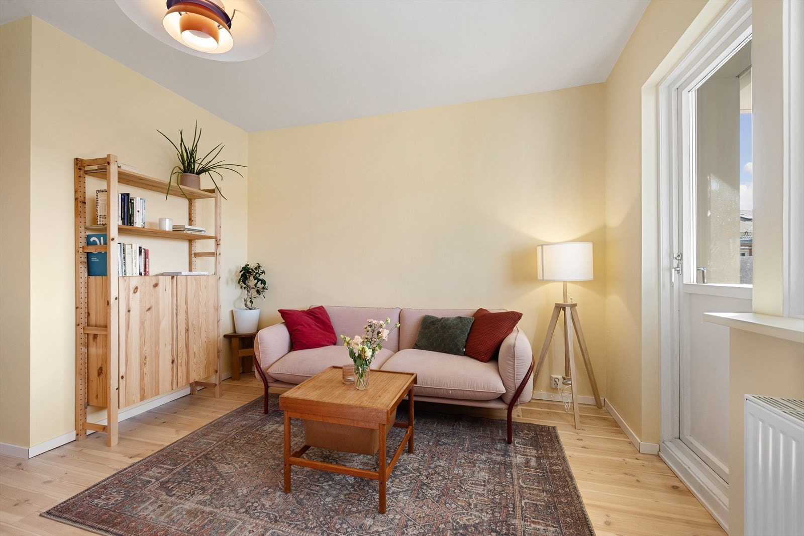 Leiligheten har overflater som er pusset opp i 2024 med nyslipt gulv og nymalte vegger. Galleribilde