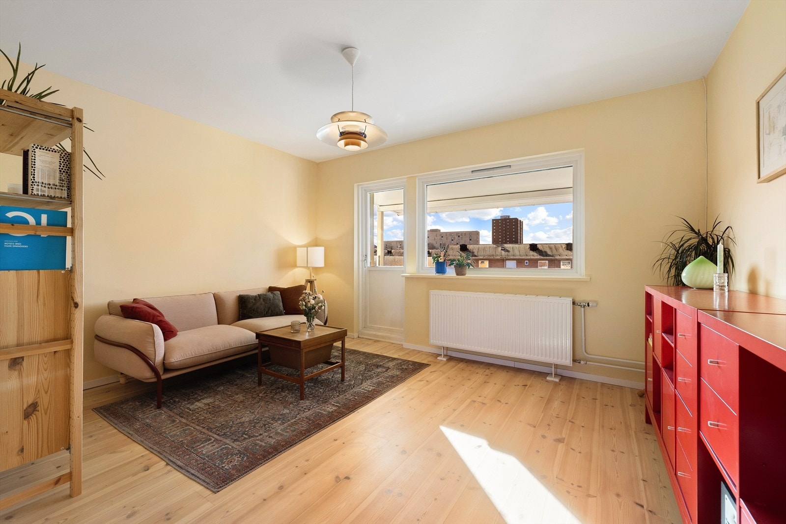 I stuen er det plass til sofa med tilhørende sofabord og tv-møblement. Galleribilde