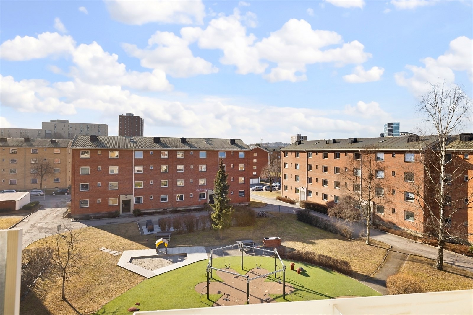 Balkongen har åpent og fint utsyn mot borettslagets idylliske bakgård. Galleribilde