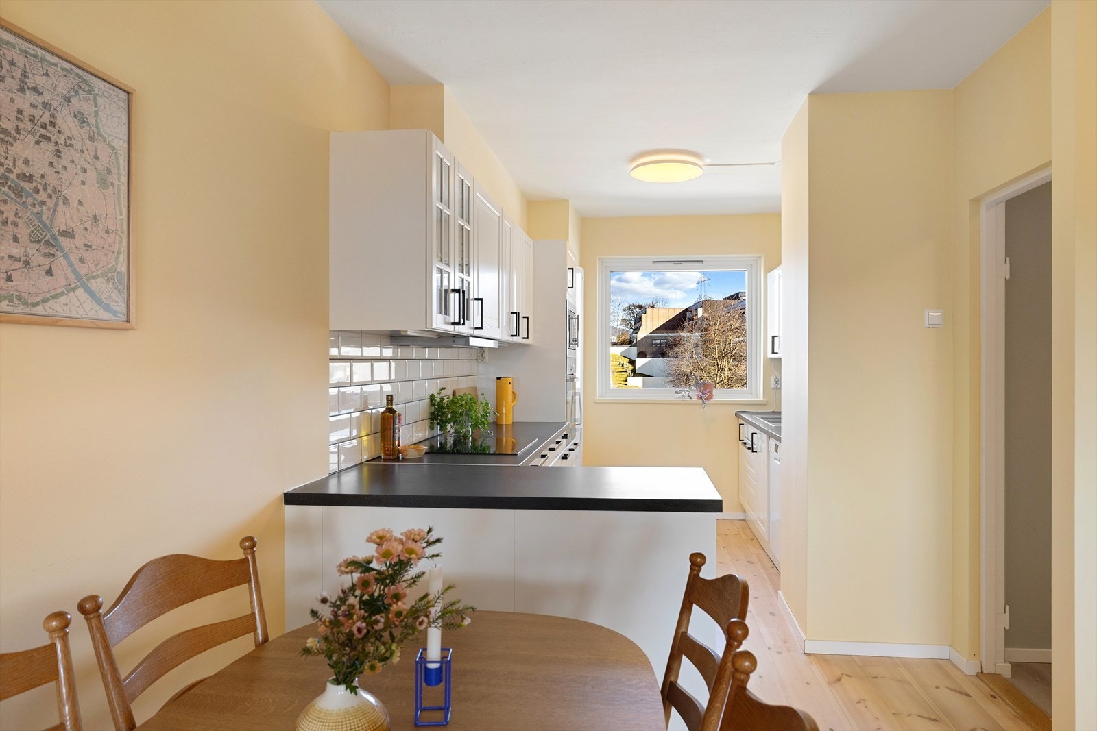 Klassisk og flott kjøkken med skjermet og god plassering i rommet. Galleribilde