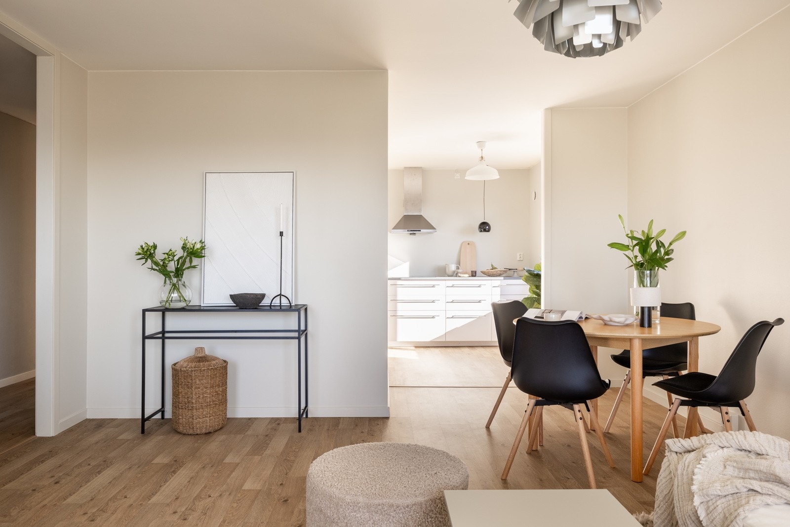 Praktisk planløsning med delvis åpen kjøkkenløsning. Galleribilde