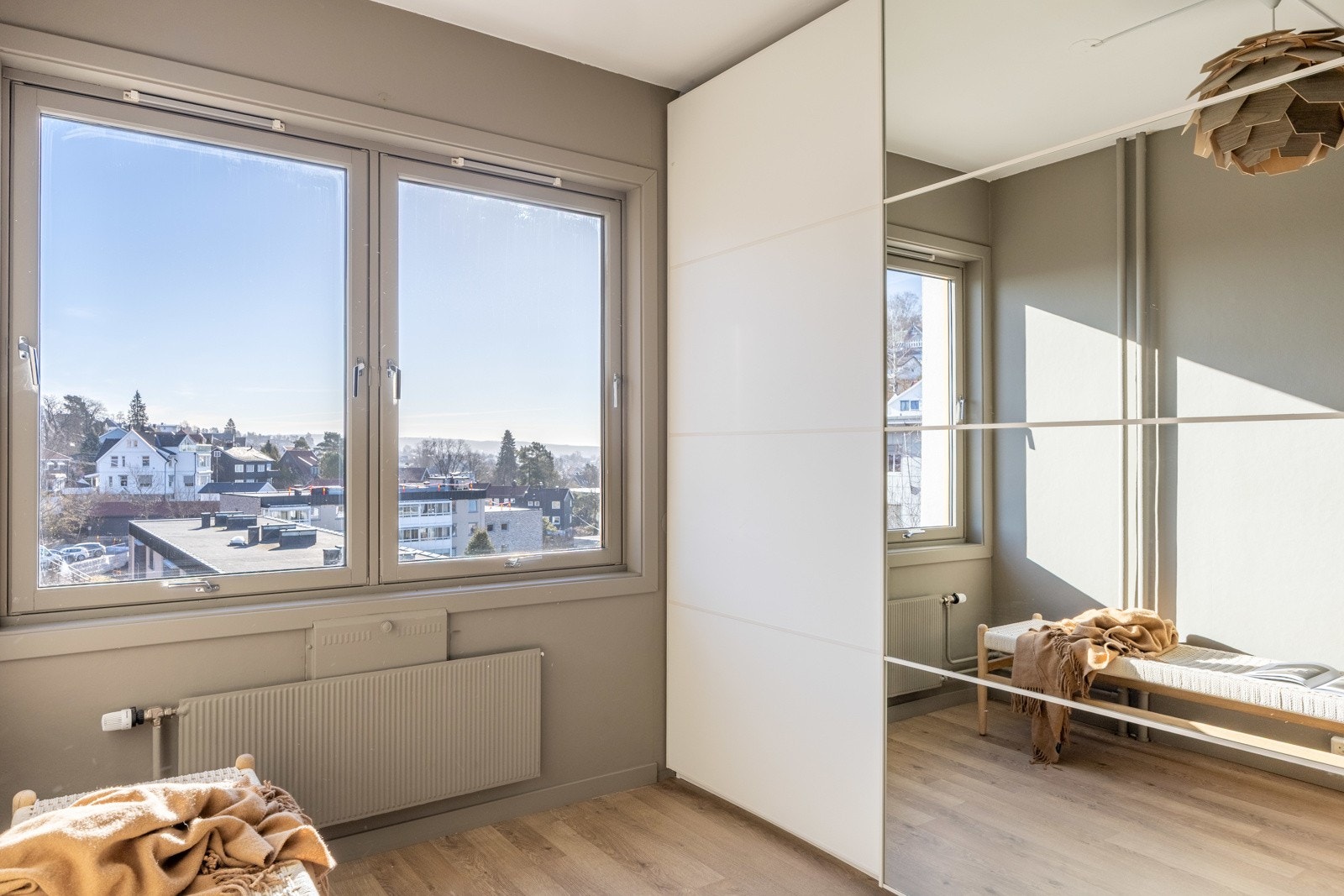 Innredet med stor skyvedørsgarderobe, hvor man har rikelig med oppbevaring. Galleribilde