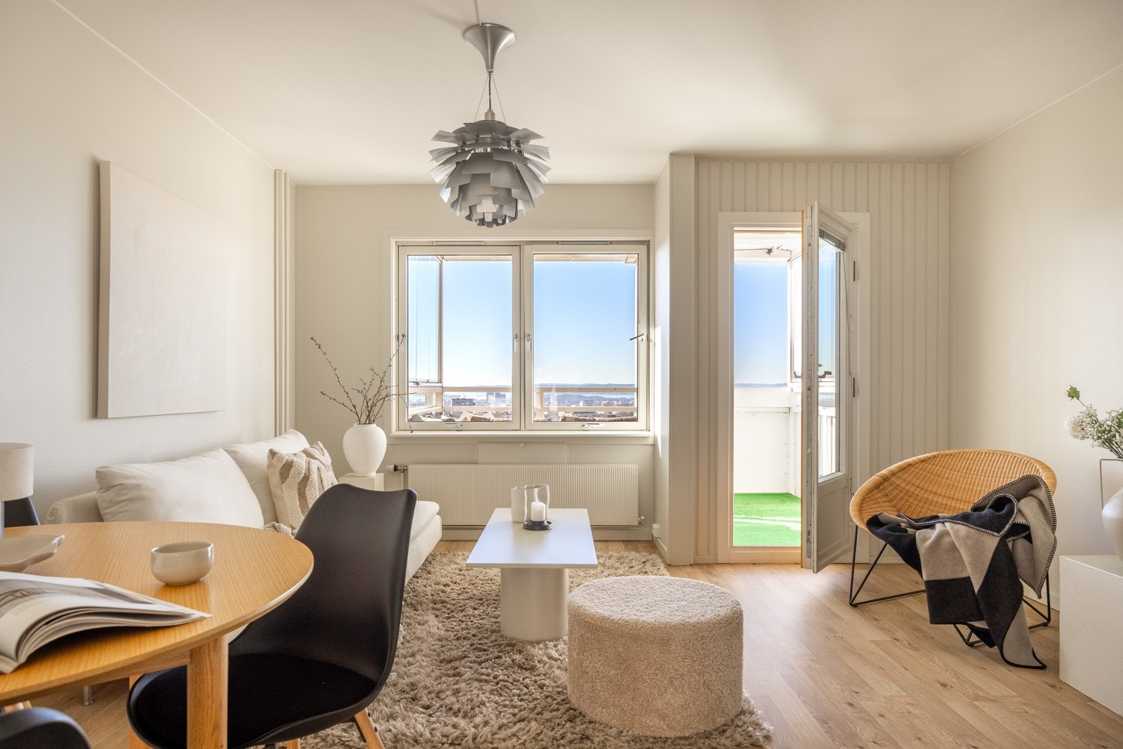 Attraktiv 3-roms endeleilighet med lun romfølelse, flott utsikt og praktisk planløsning. Galleribilde