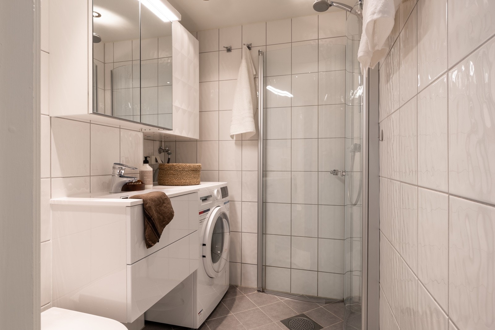 Pent baderom fra 2012 med flislagt gulv med varme og flislagte vegger. Galleribilde