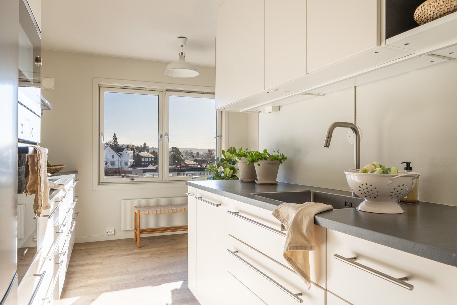 Moderne kjøkkeninnredning med glatte fronter fra 2015. Galleribilde