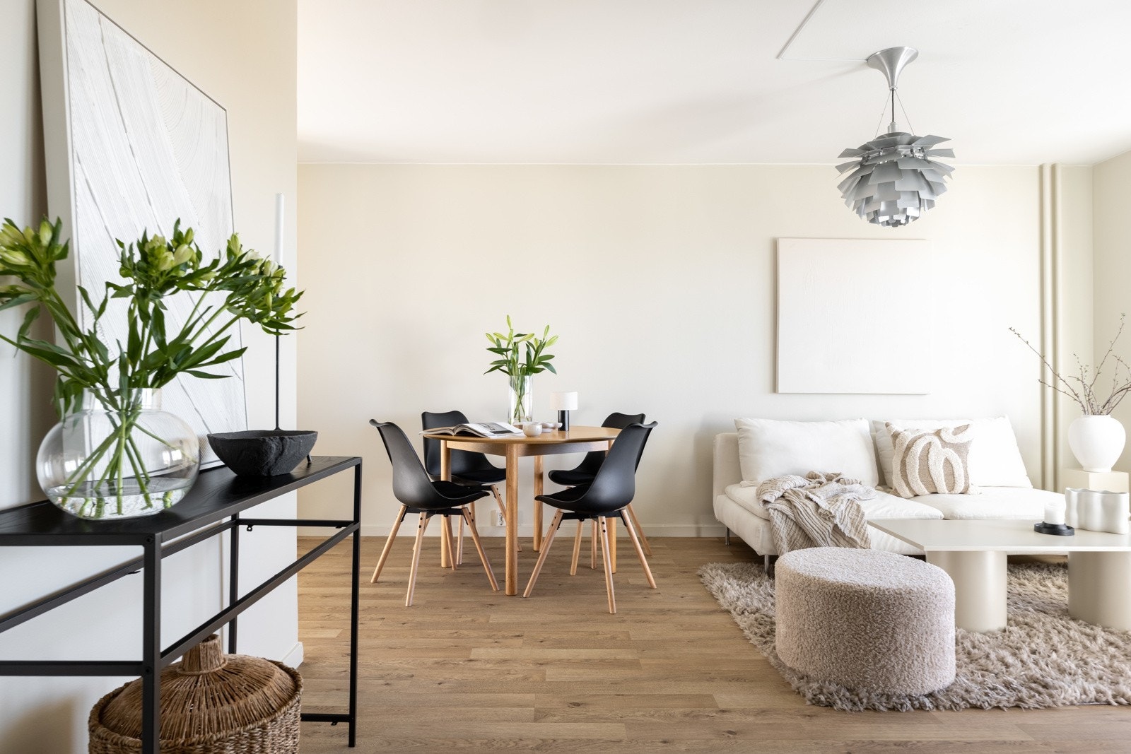 Stuen kan enkelt innredes med både sofa- og spiseseksjon. Galleribilde