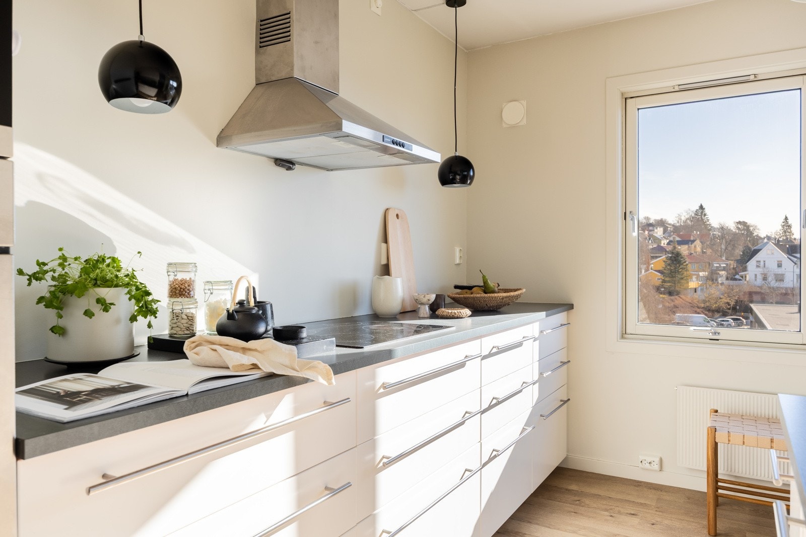 Kjøkkenet har godt med både skap- og benkeplass. Galleribilde