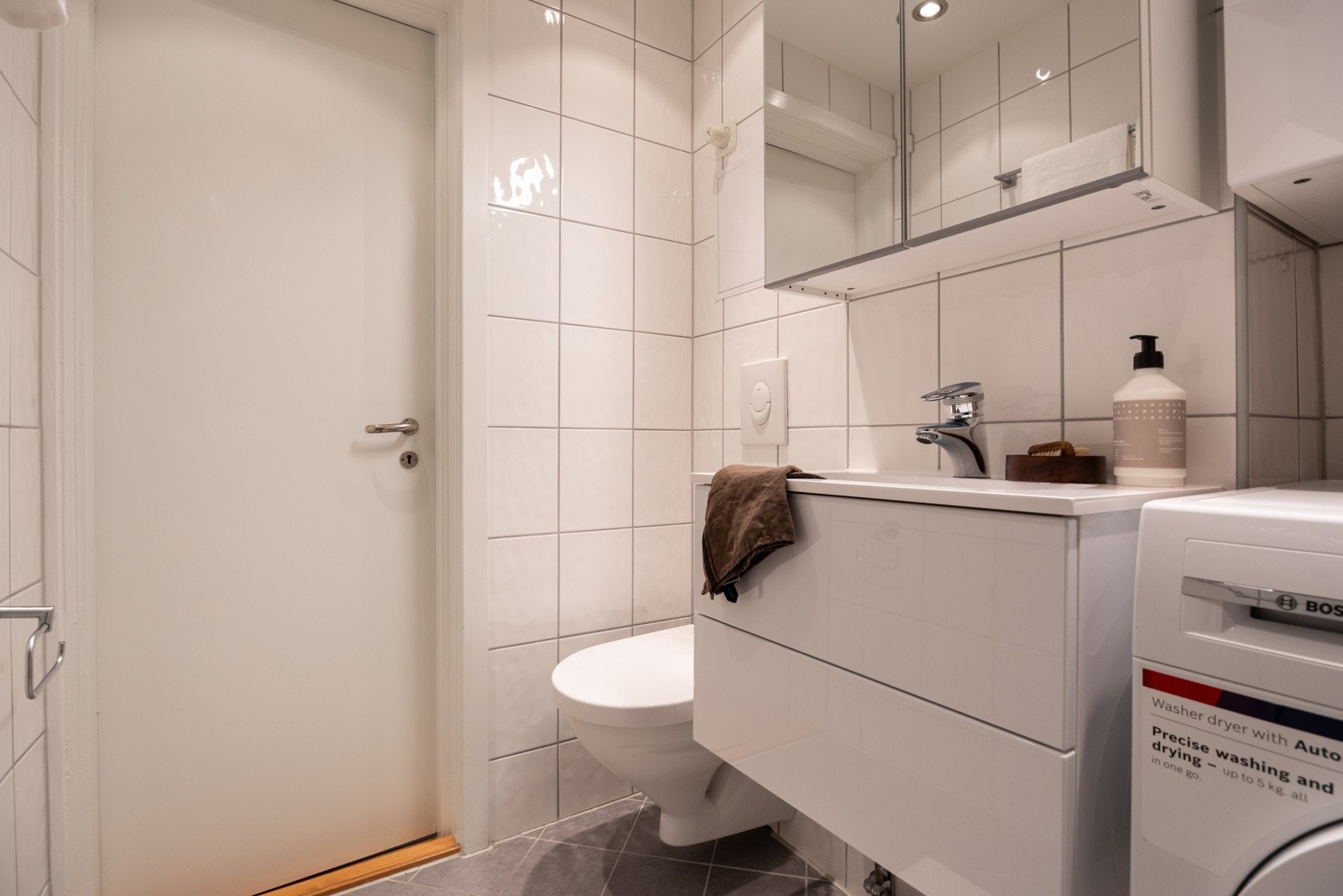 Badet har opplegg for vaskemaskin. Galleribilde